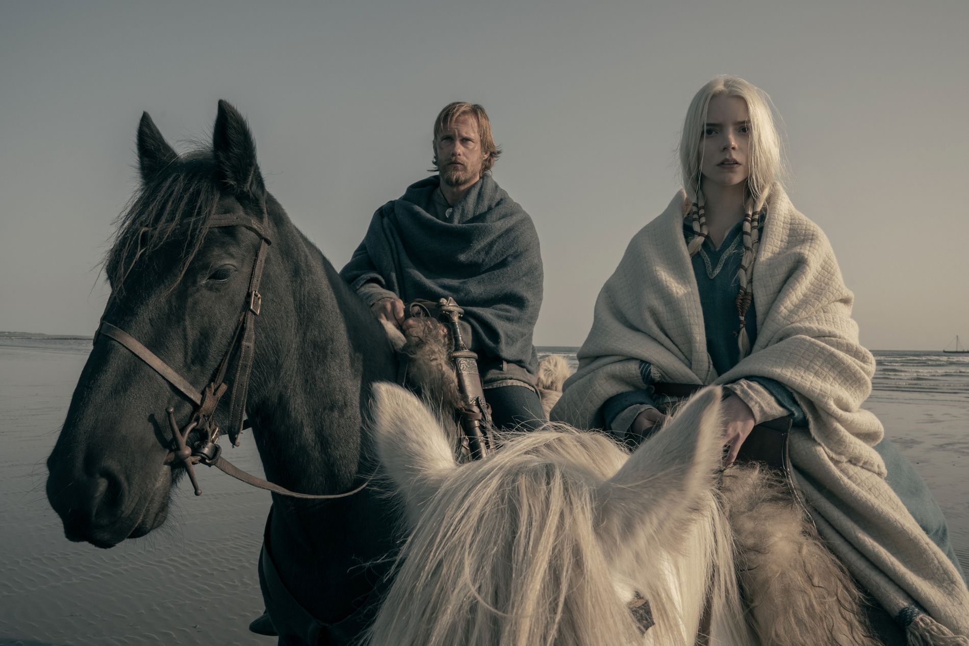 Alexander Skarsgård som Amleth, og Anya Taylor-Joy som Olga, i Robert Eggers mye imøtesette viking-saga «The Northman». 
