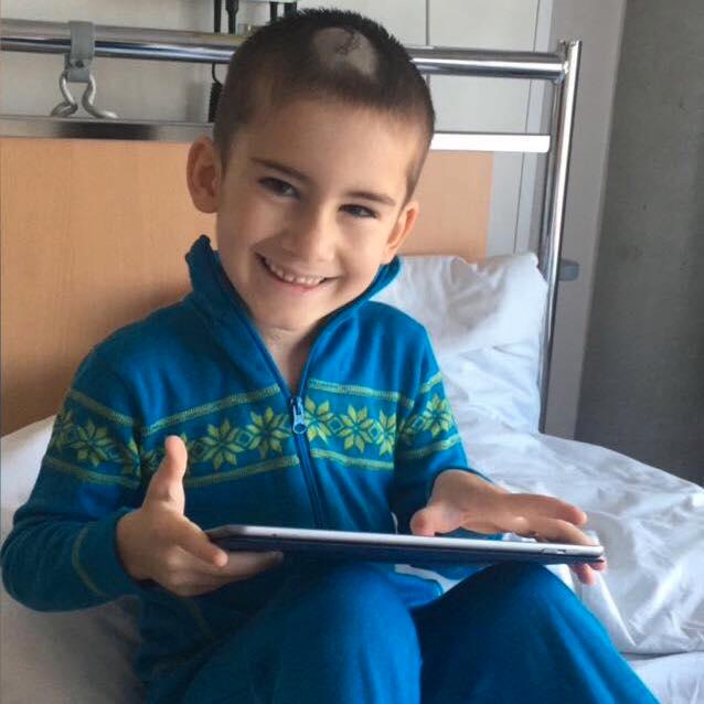 Jabrail (6) i sykehussengen ved Haukeland universitetssjukehus. Bildet er tatt noen timer før han ble lagt i kunstig koma som følge av feilmedisinering. 