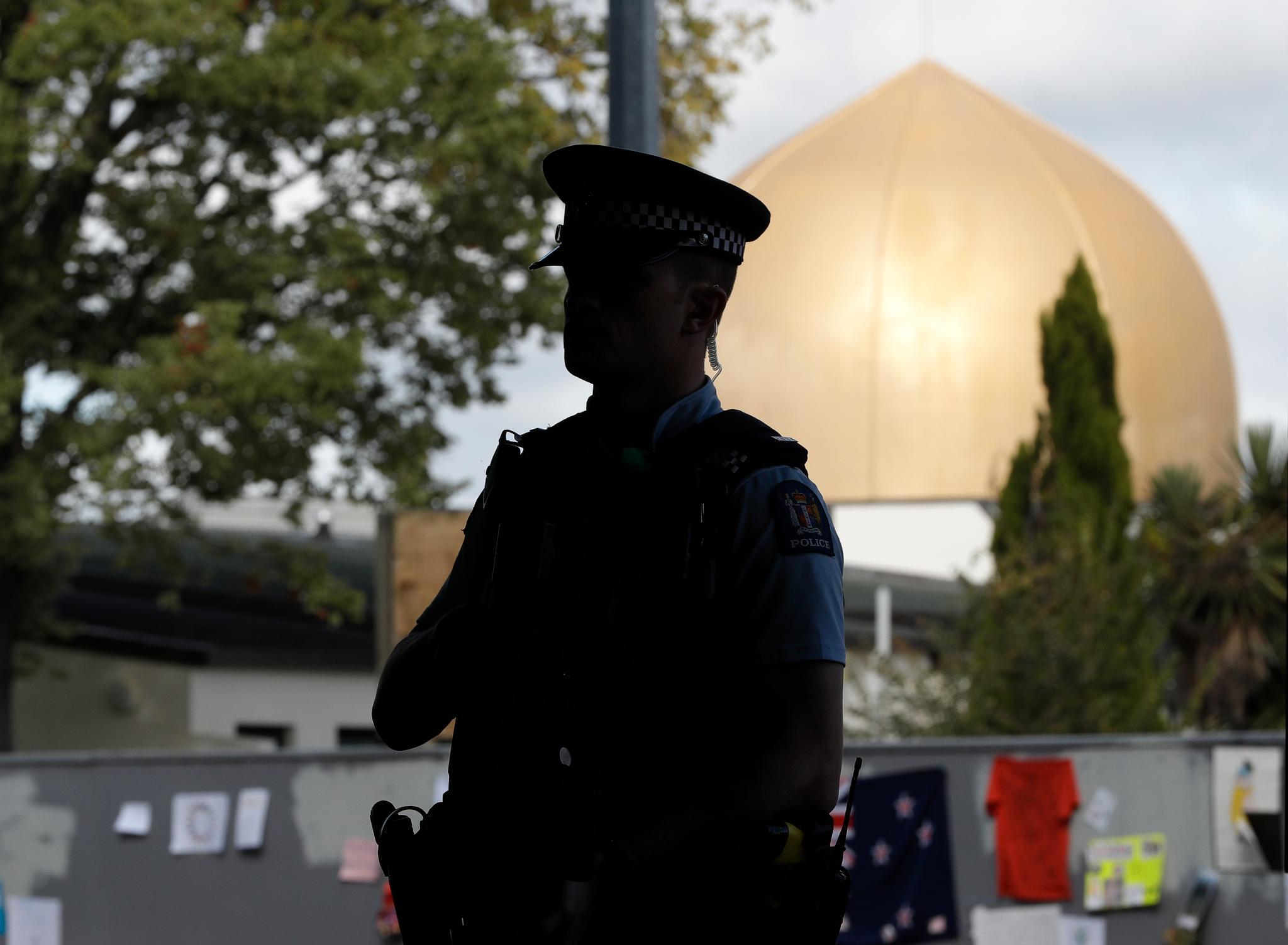 Bevæpnet politi holder vakt rundt Hagley Park og Al Noor-moskeen der det fredag ble avholdt et stort arrangement og fredagsbønn til minne om ofrene for forrige ukes grusomme angrep i New Zealand. 