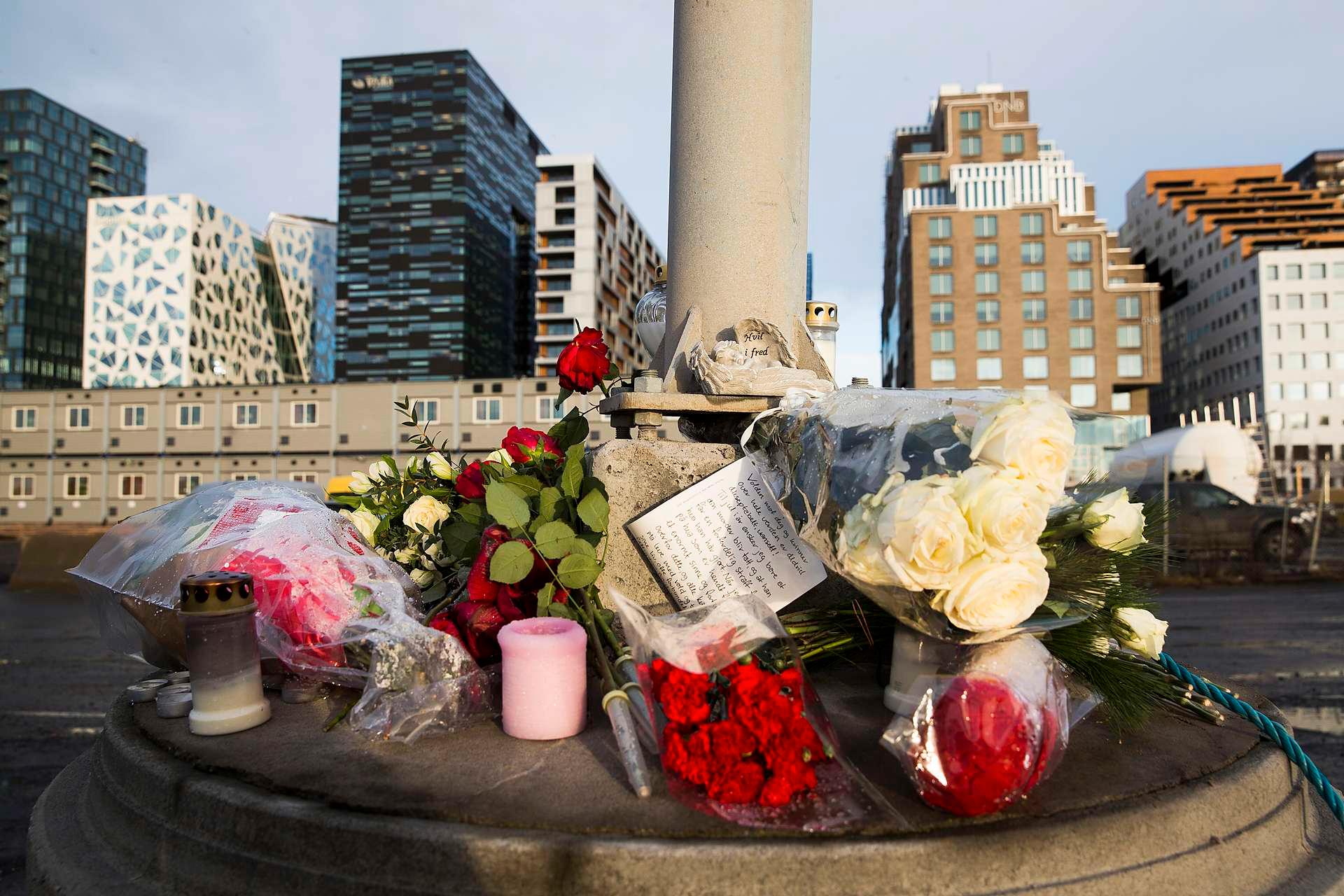 Det ble lagt ned blomster og lys på åstedet for drapet i desember 2015.