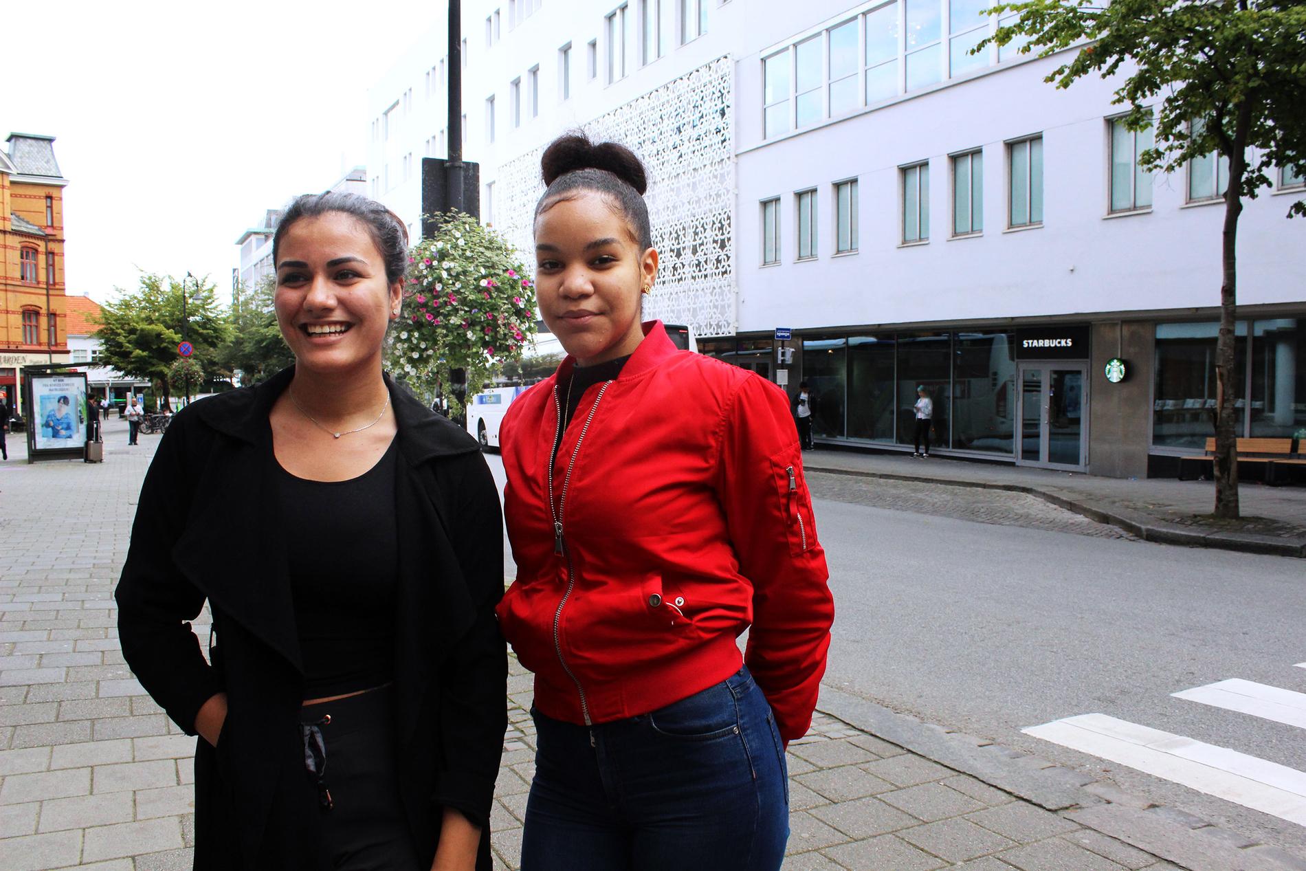 Mina Mohamadi (19) og Fior Rodriguez (19) spør om det er vits å ha to Starbucks-kafeer så nærme hverandre i Stavanger sentrum. 