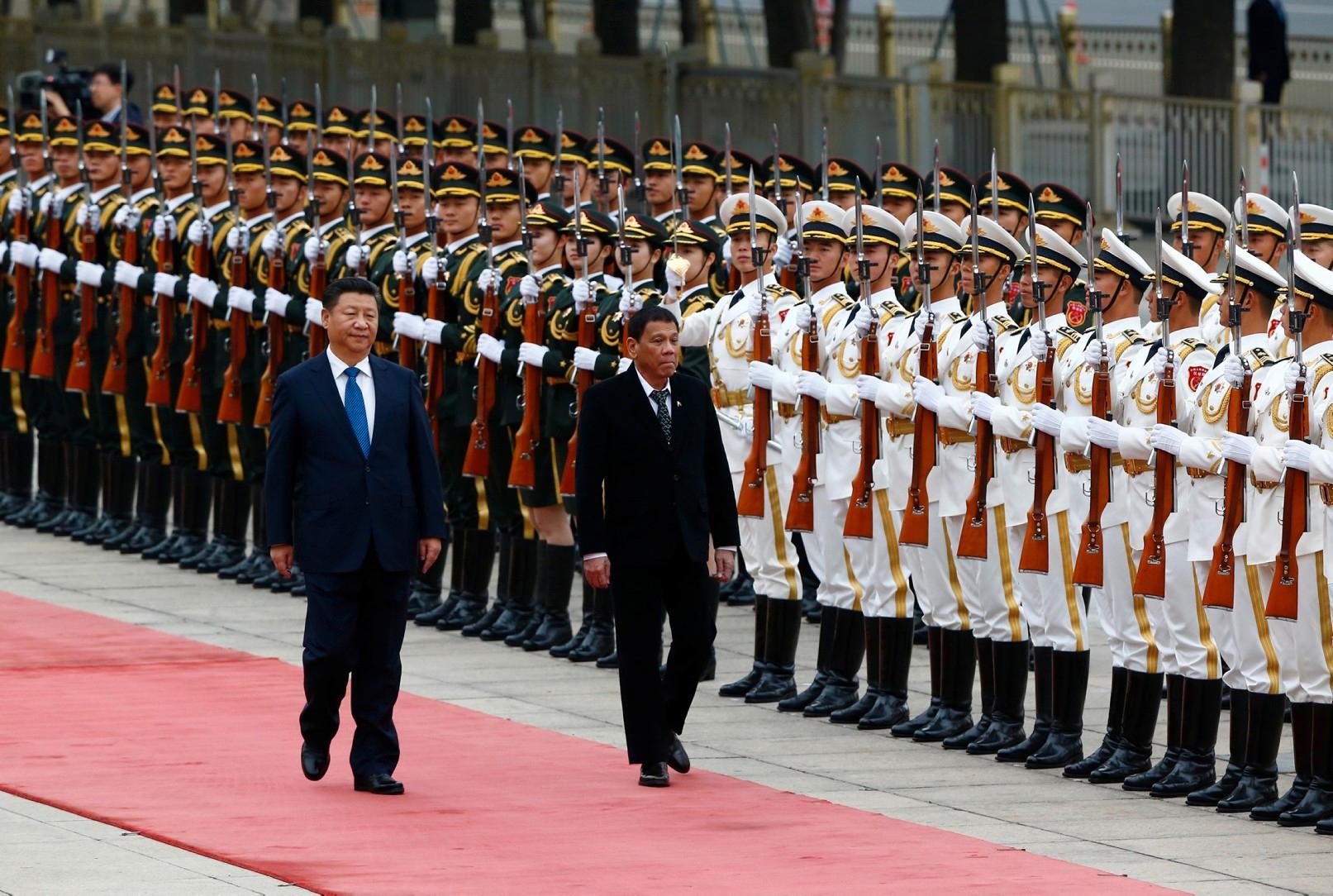 President Xi Jinping (t.v.) og hans gjest, Filippinenes leder Rodrigo Duterte, inspiserer æresvakten ved Folkets store hall i Beijing.
