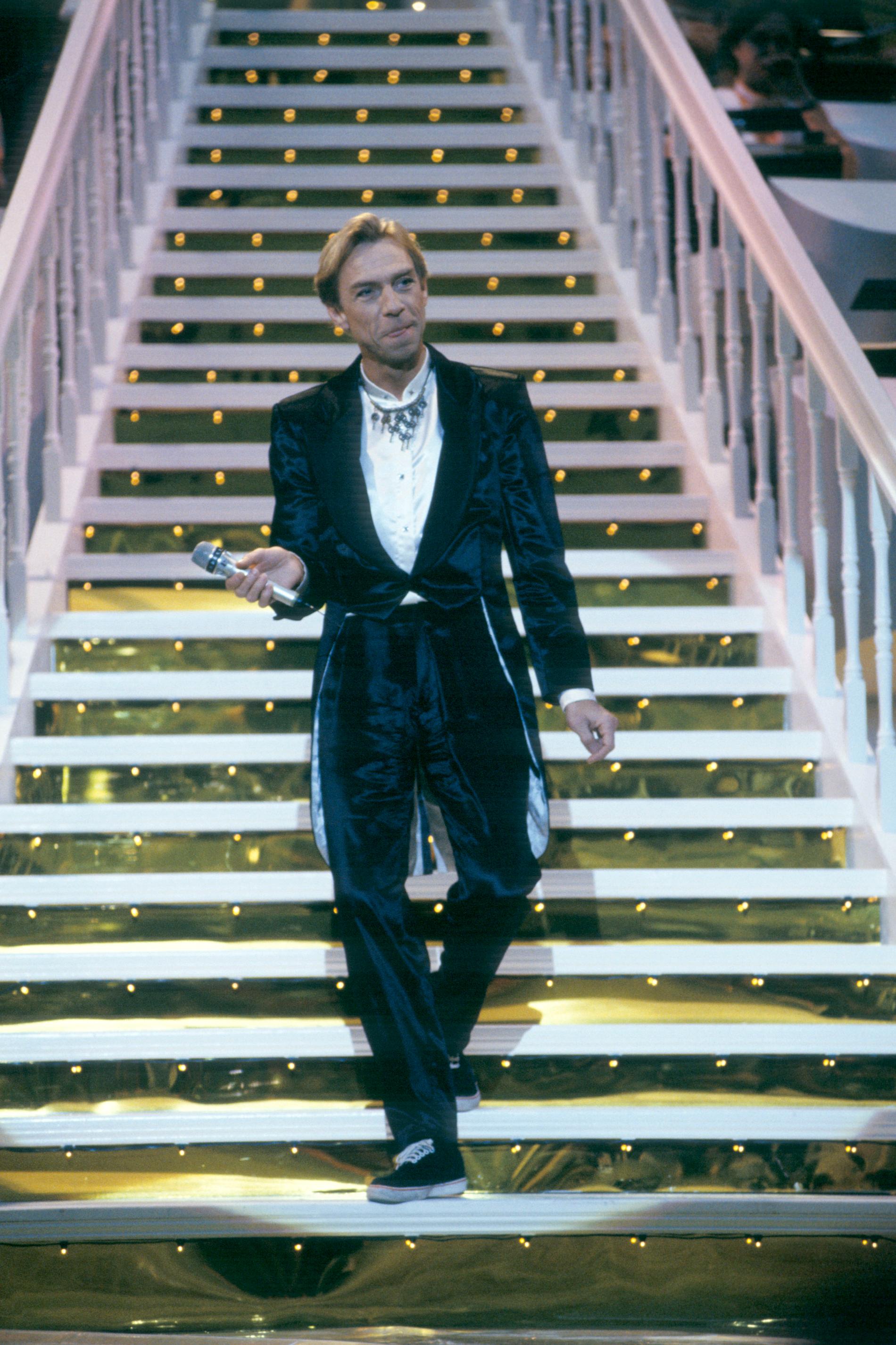 1990: Jahn Teigen under sin opptreden med sangen «Smil» i den norske Melodi Grand Prix-finalen. Teigen kom på andreplass i finalen. 