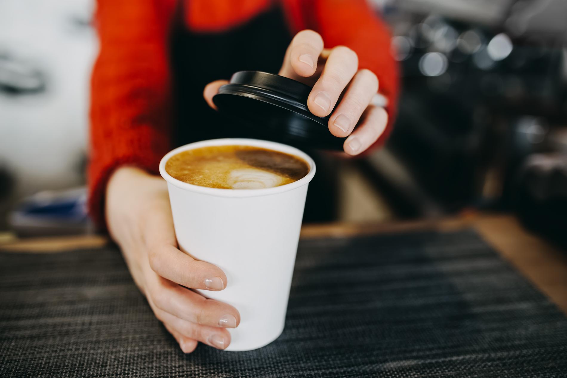 Kaffe kan gjøre deg mer våken, men veier ikke opp for søvn, mener forskerne. 