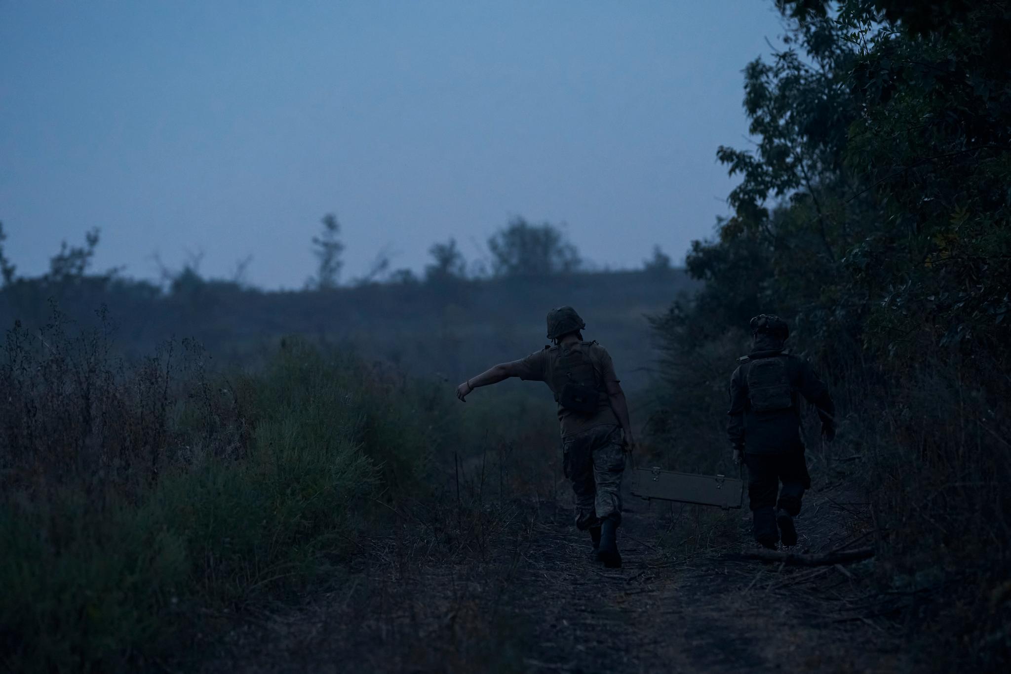 Varige ordninger og finansiering for etterforsyning av våpen til Ukraina må sikres, mener kronikkforfatteren. Bildet: Ukrainske soldater bærer ammunisjon nær frontlinjen i Bakhmut i Donetsk-regionen 2. september i år.