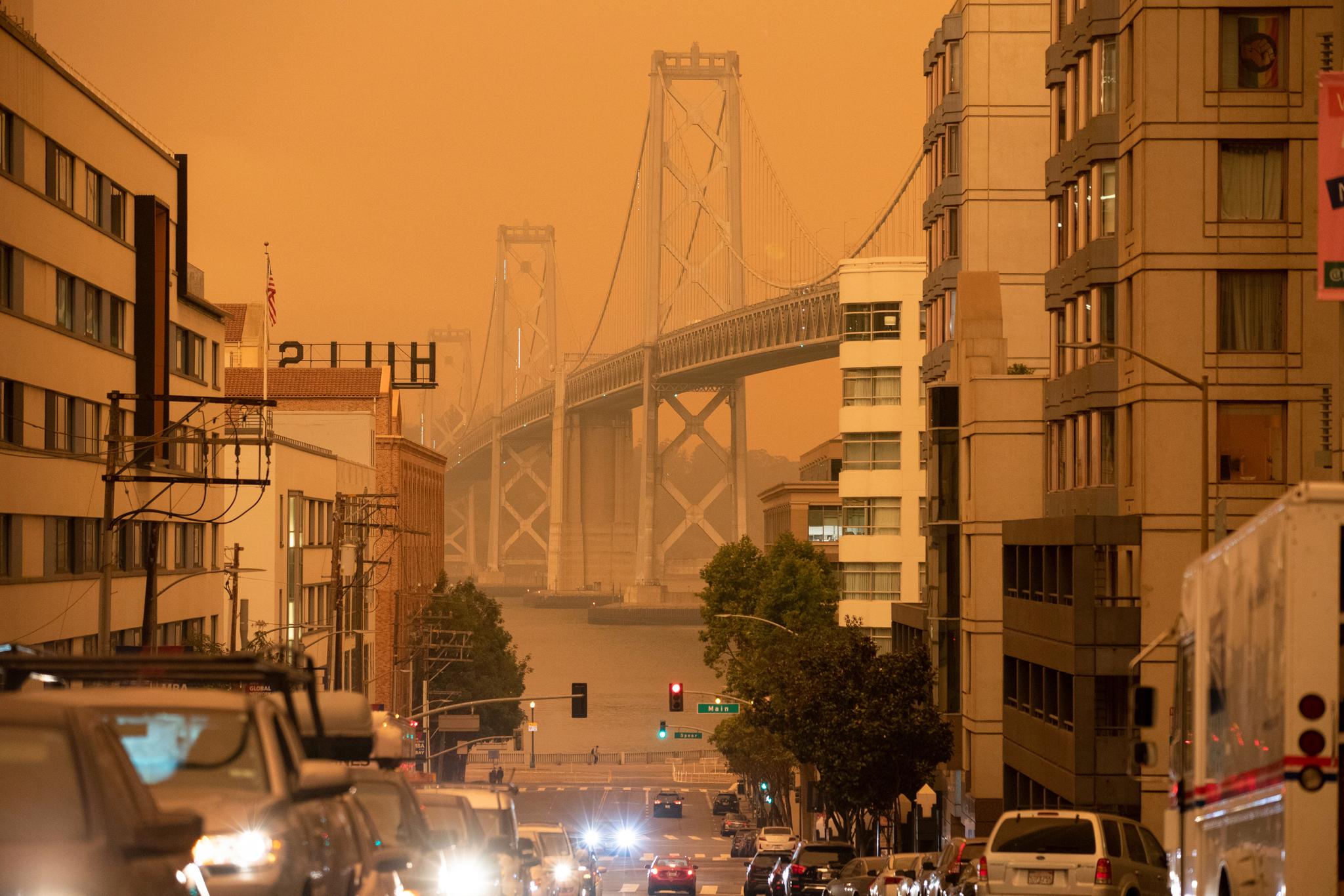 Bay Brigde i San Francisco er innhyllet i røyk fra de mange skogbranene. 