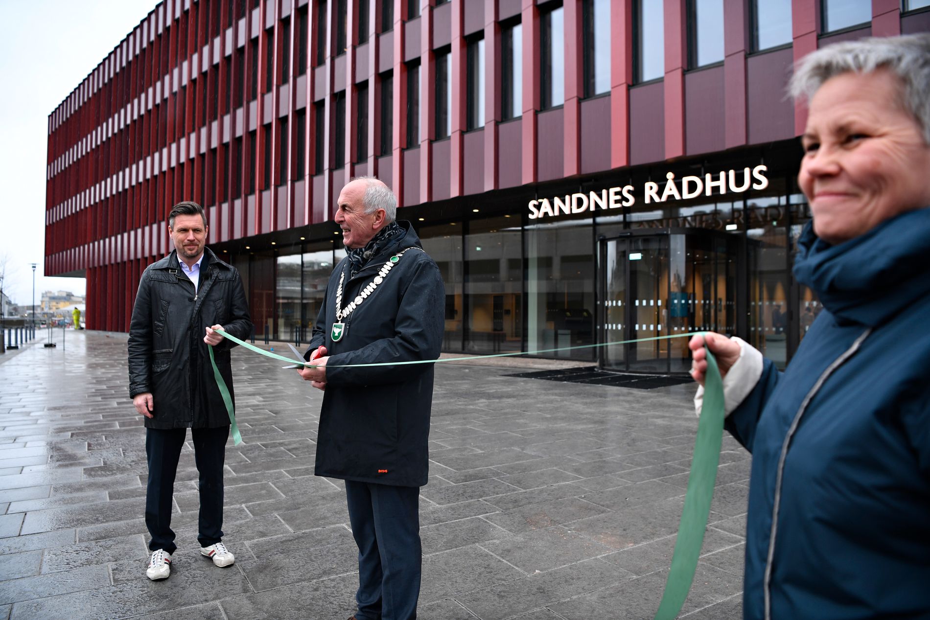 Det nye rådhuset i Sandnes ble åpnet av ordfører Stanley Wirak i februar. Nå skal byfesten farges i samme drakt som fasaden til nybygget. 