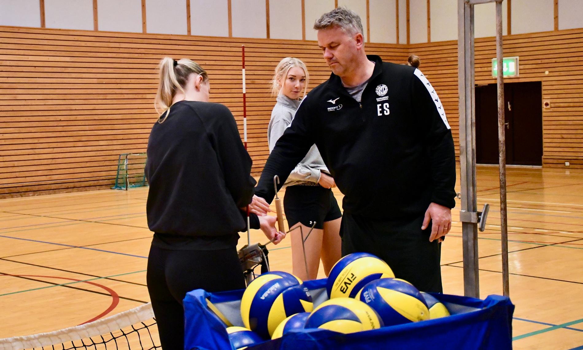 RIL-trener Espen Sørbø og damene gleder seg til sluttspillfinalene. De to første spilles i Randaberghallen mot BK Tromsø. |