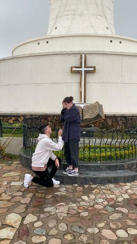  FRIERI: Turen toppa seg då Elizabeth Miranda Pettersen blei fridd til av kjæresten Victor David ved Kristus-statuen. Og svaret blei «ja!» 