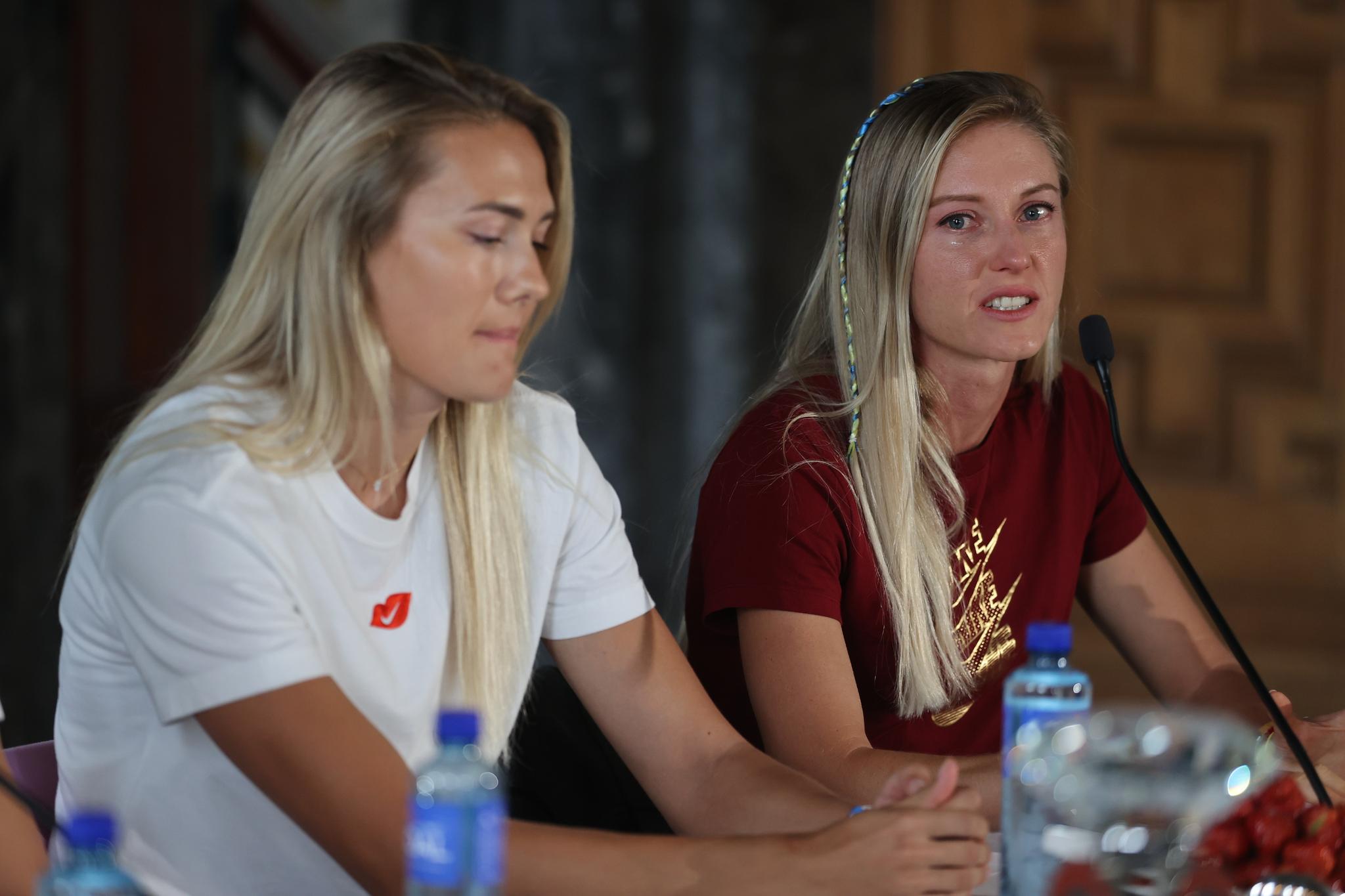 TUNG TID: De ukrainske løperne Anna Ryzhykova (til høyre) og Viktoriya Tkachuk er klare for Bislett Games.