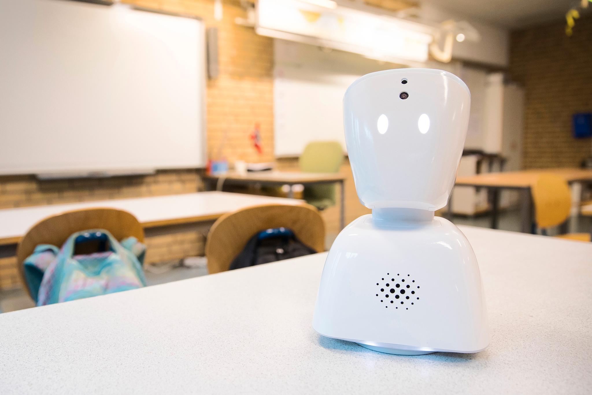 Et Aftenposten-søk på ordet «robot» gir 1023 treff. Spennet er stort, fra roboter som gir raskere lån, via vikar-robot i klassen, skriver kronikkforfatterne. Bildet: Roboten AV1 er tilstede i klasserommet for elever som er syke.