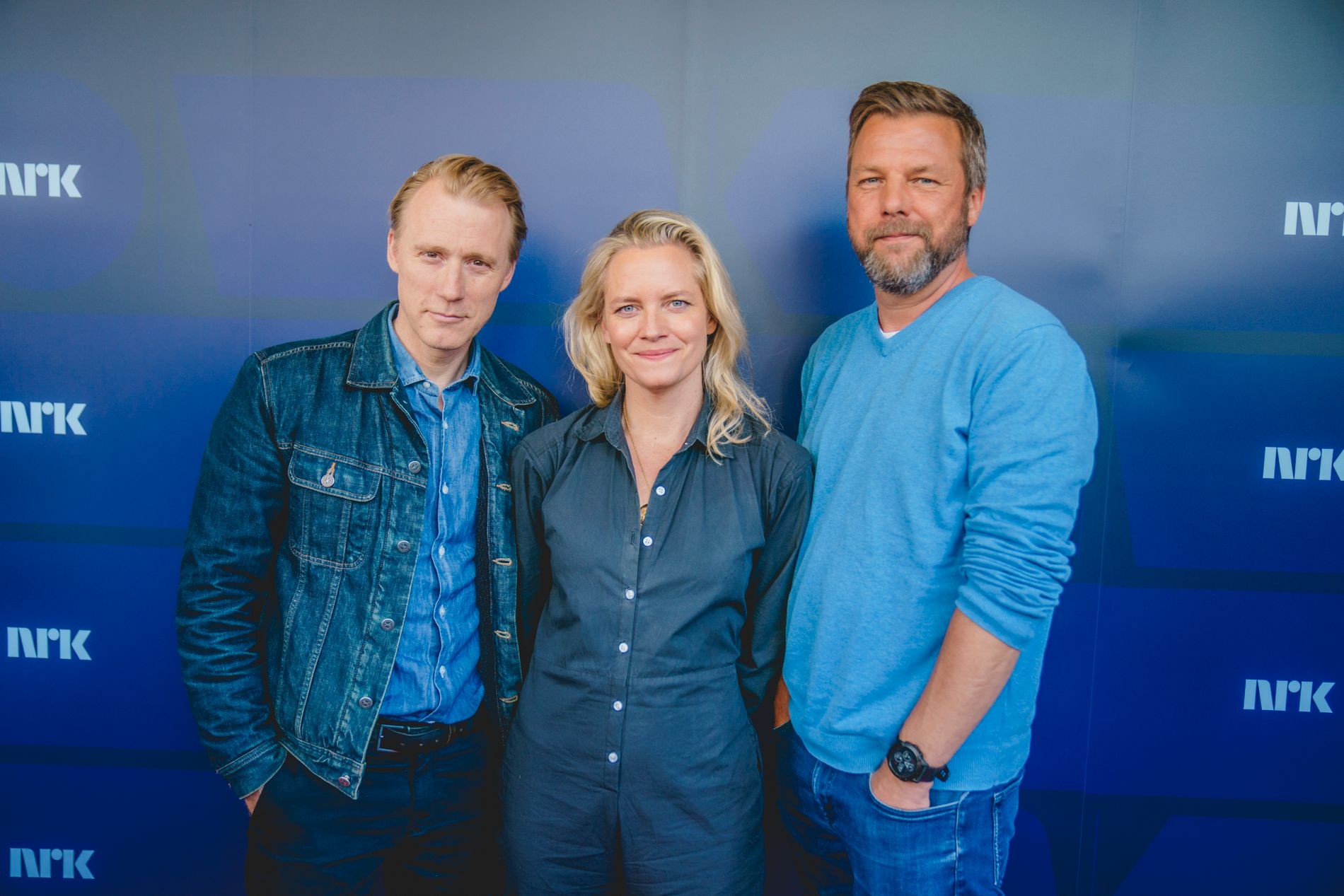 Skuespillerne Thorbjørn Harr og Nina Ellen Ødegård fotografert sammen med regissør Atle Knudsen. Nå kommer snart «Etterglød» – serien som ifølge Harr er en feiring av kjærligheten og lyset den representerer. 