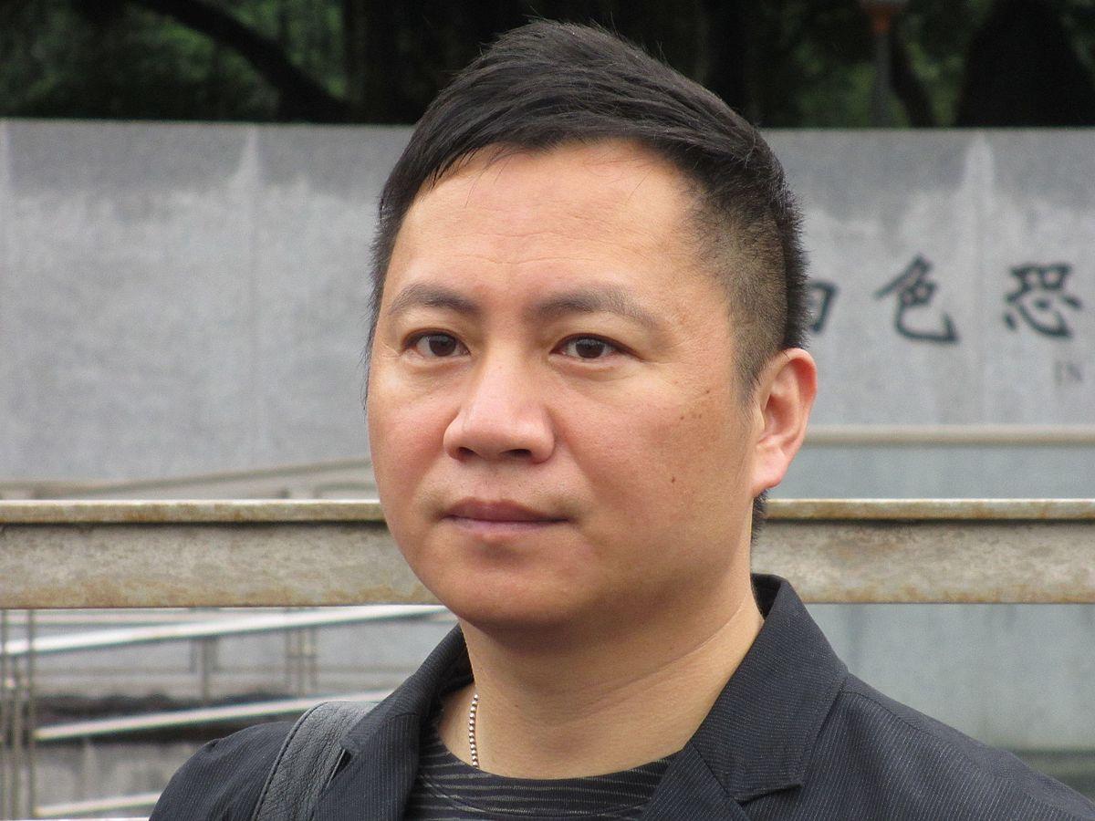  Wang Dan var en av de tre lederne for den demokratiske bevegelsen på Den himmelske freds plass i 1989. Han satt fire år i fengsel for det og bor nå i eksil i USA.  