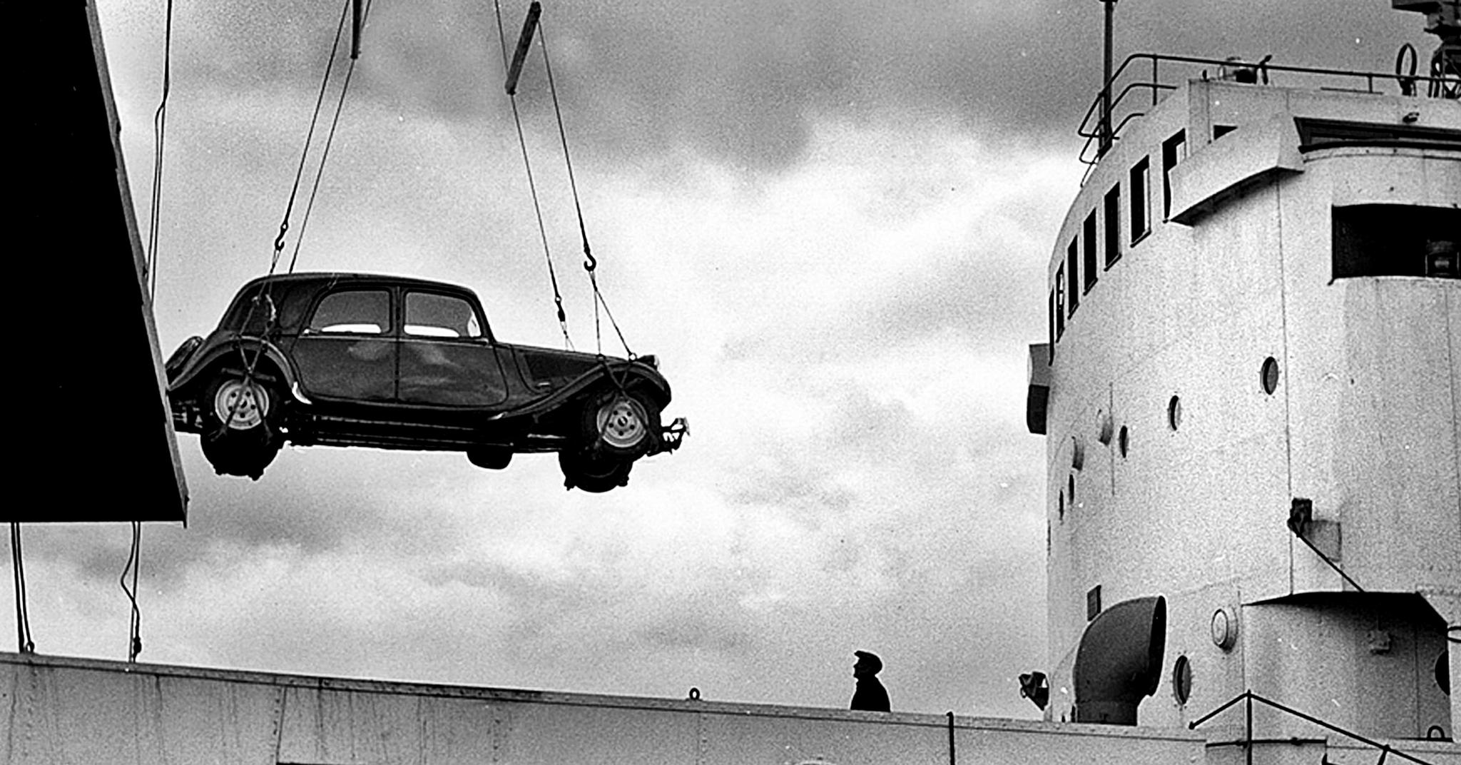 Lossing av bil i 1957. Enda en moderne bil ankommer Oslo havn.