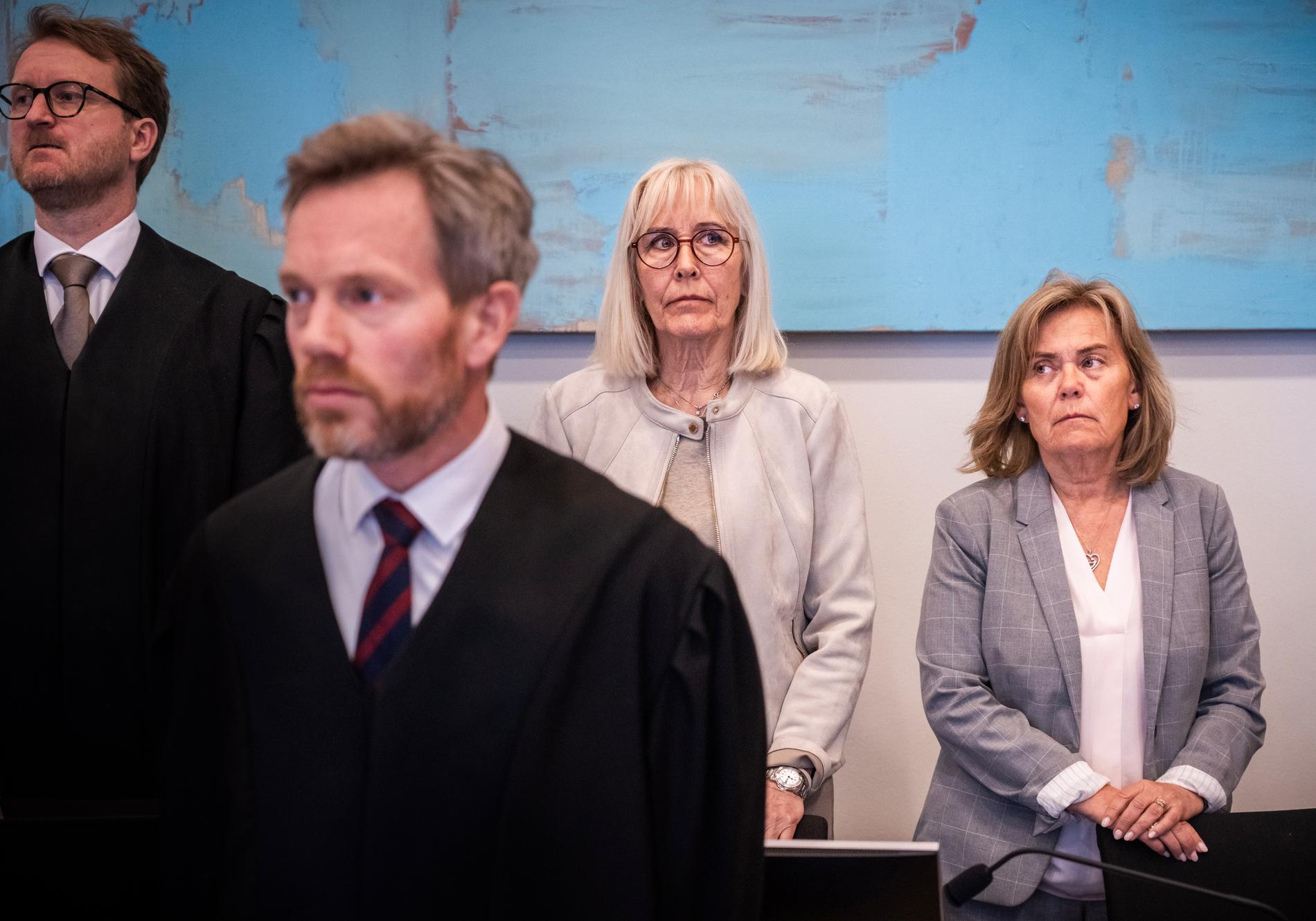 Statsadvokat Andreas Schei (foran), foreldrene Klara Sløgedal (midten) og Ada Sofie Austegard under rettssaken mot Jan Helge Andersen i Sør-Rogaland tingrett. Til venstre er deres bistandsadvokat Håkon Brækhus. 