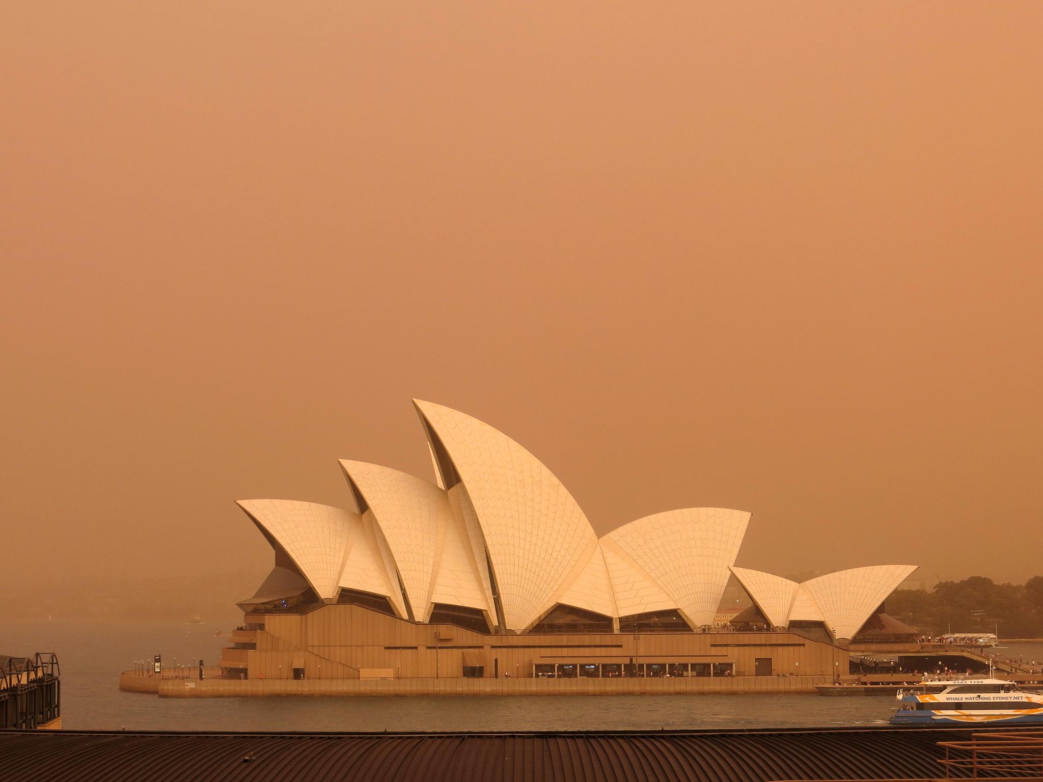 Operahuset i Sydney med bakteppe av røyk fra alle busk- og skogbrannene i nærheten av byen tirsdag. 