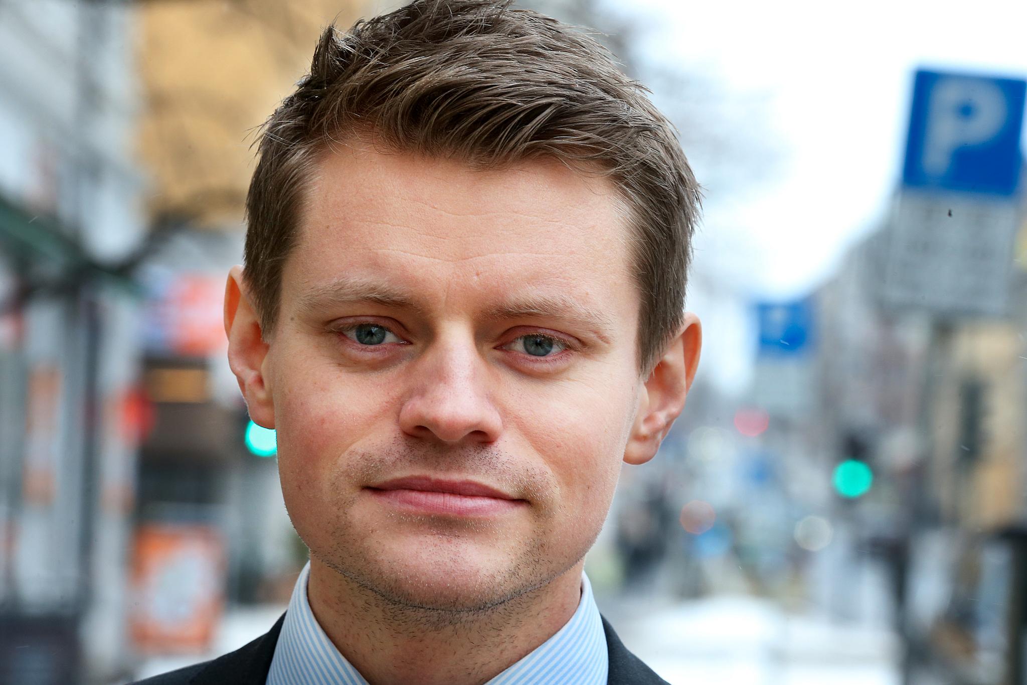  Stortingsrepresentant Peter Frølich (H) leder Høyres digitaliseringsutvalg. Han mener målet må være å gjøre all undervisning på offentlige institusjoner tilgjengelig digitalt innen 2025.     