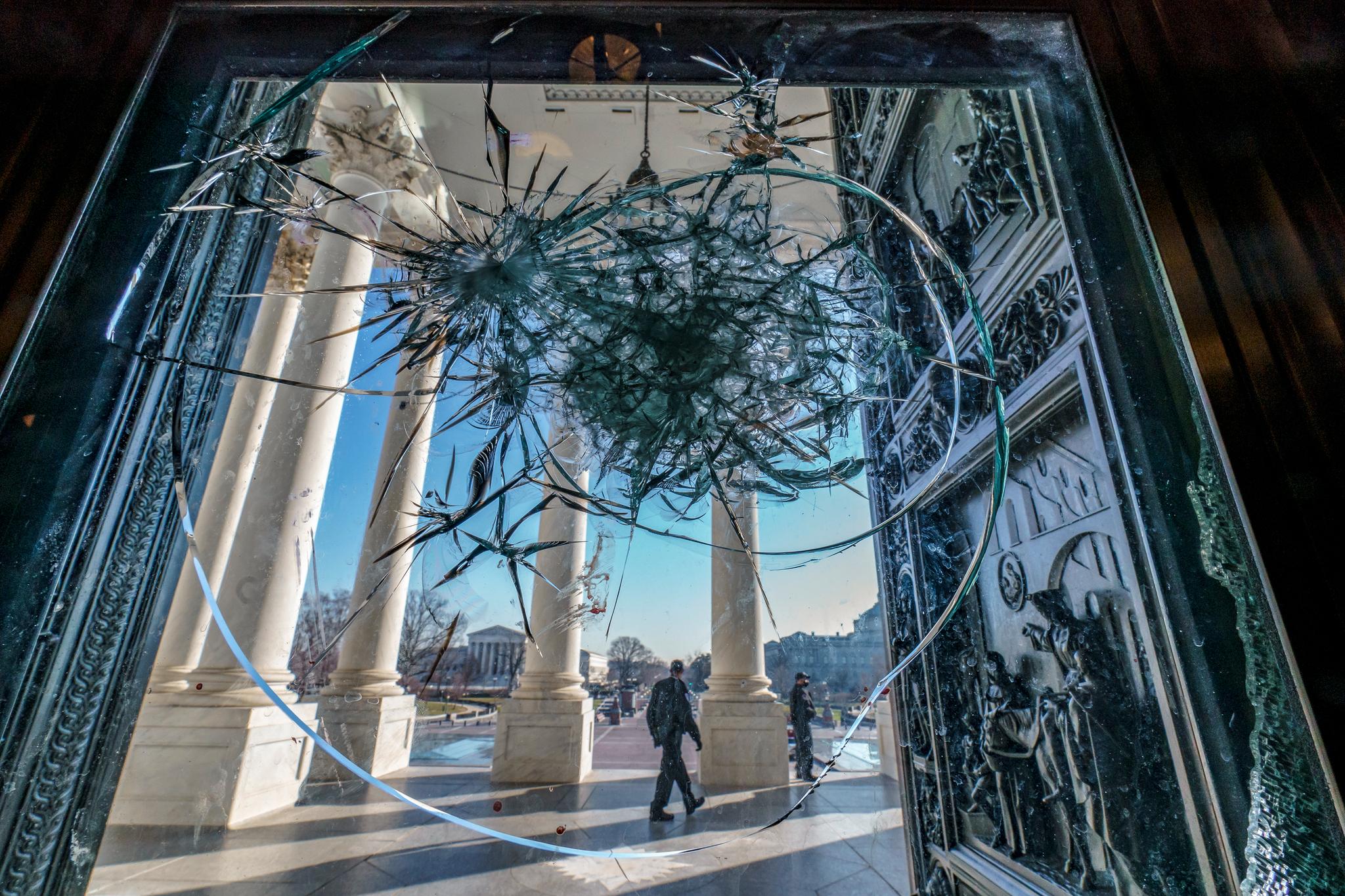 Et knust vindu i kongressbygningen Capitol i Washington D.C. etter stormingen 6. januar.