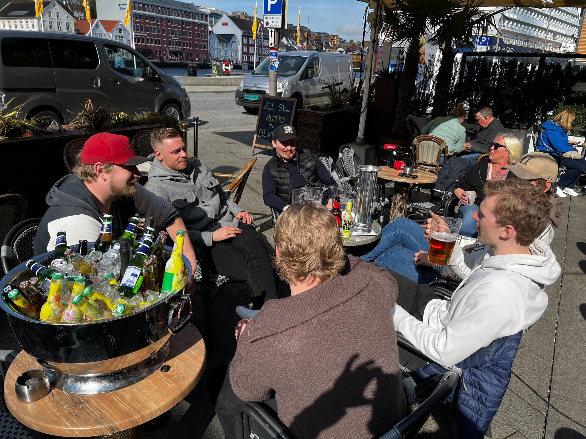 DAGEN DERPÅ: Stavanger Oilers-spillerne på Beverly Hills Fun Pub i Vågen mandag formiddag.