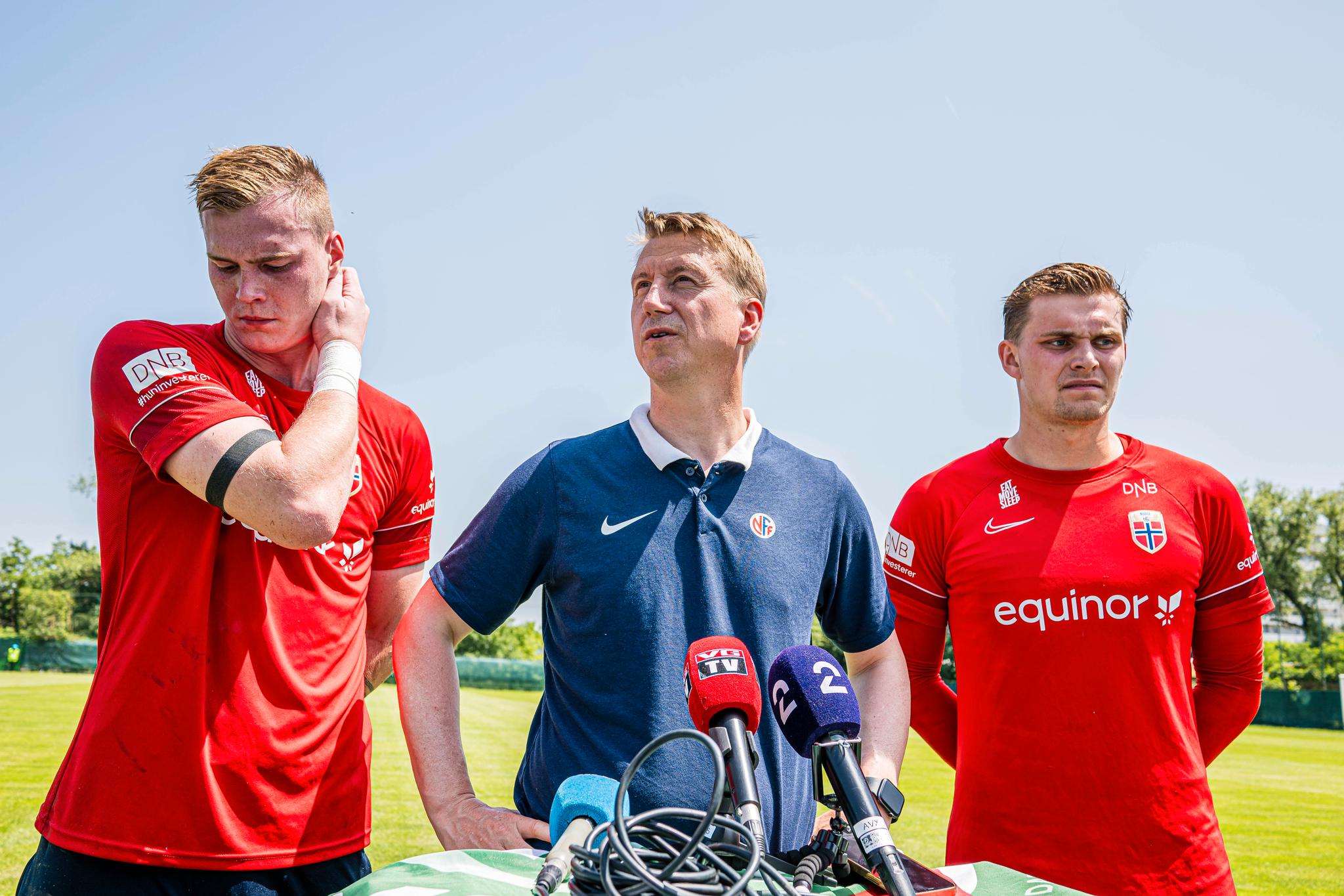 KLINSJ: Leif Gunnar Smerud, Kristoffer Klaesson og Mads Hedenstad Christiansen stilte seg opp foran pressen og forklarte situasjonen som hadde oppstått mellom de tre under U21-EM i sommer. 