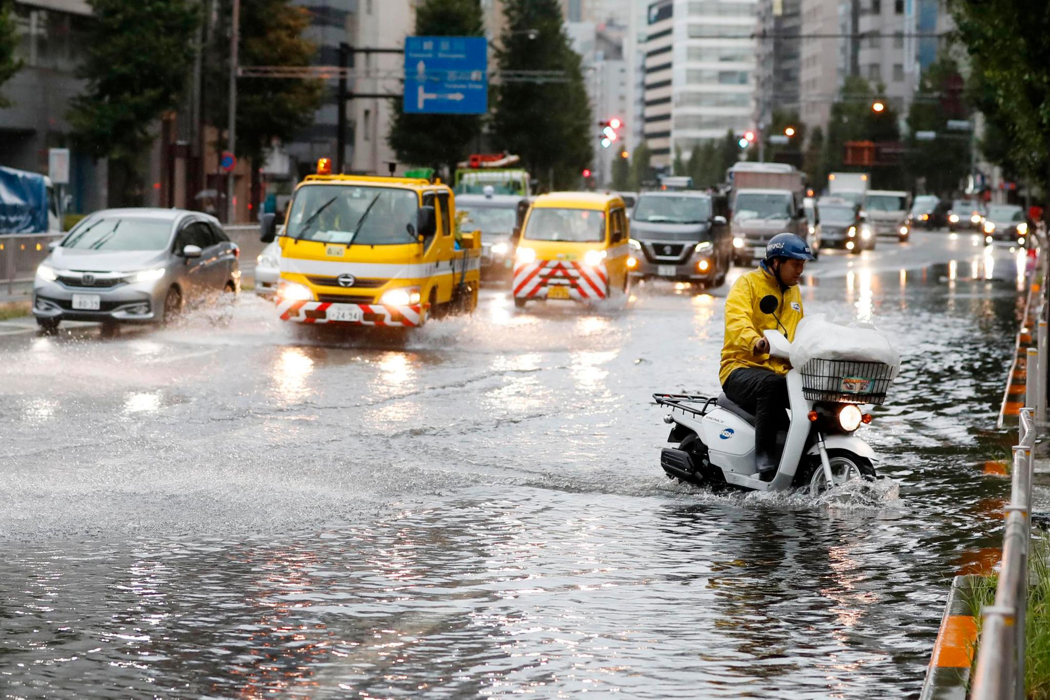 Mye vann i gatene i Japans hovedstad Tokyo da tyfonen Faxai rammet landet natt til mandag.