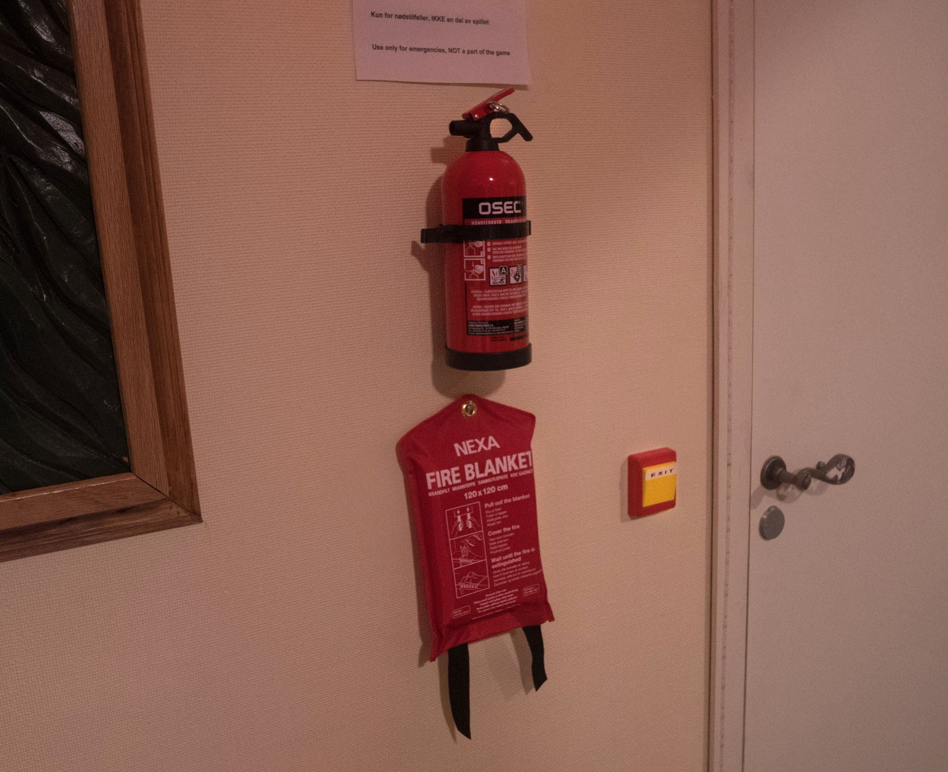 Brannslukningsapparat, brannteppe og nød-bryter er installert i alle rommene.