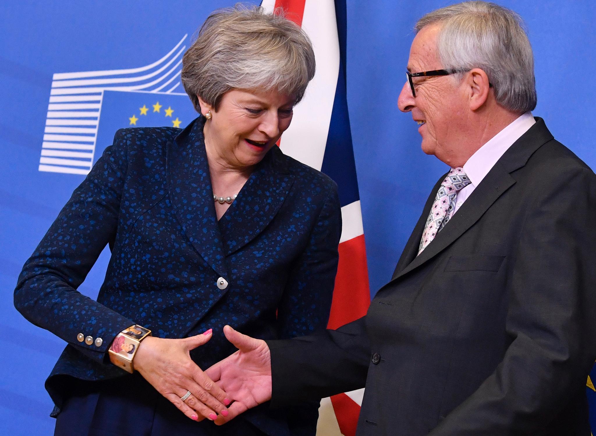 Storbritannias statsminister Theresa May og EU-kommisjonens president Jean-Claude Juncker.