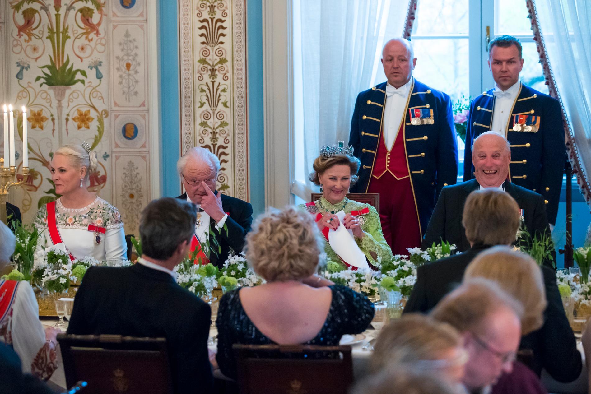 MIDDAG: Gallamiddag på Slottet i anledning kongeparets 80-årsfeiring. Kronprinsesse Mette-Marit, kong Carl Gustaf av Sverige, dronning Sonja og kong Harald under gallamiddagen tirsdag kveld. 