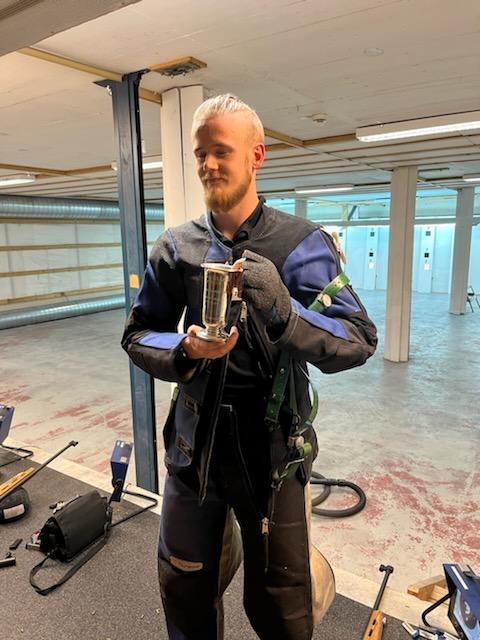 KJEMPER OM NORGESTITTELEN: Sindre Flesjå kjemper om å bli Norges beste skytter. Dette bilde er fra da han vant finaleskytingen for innendørscupen i Rogaland i vinter. 