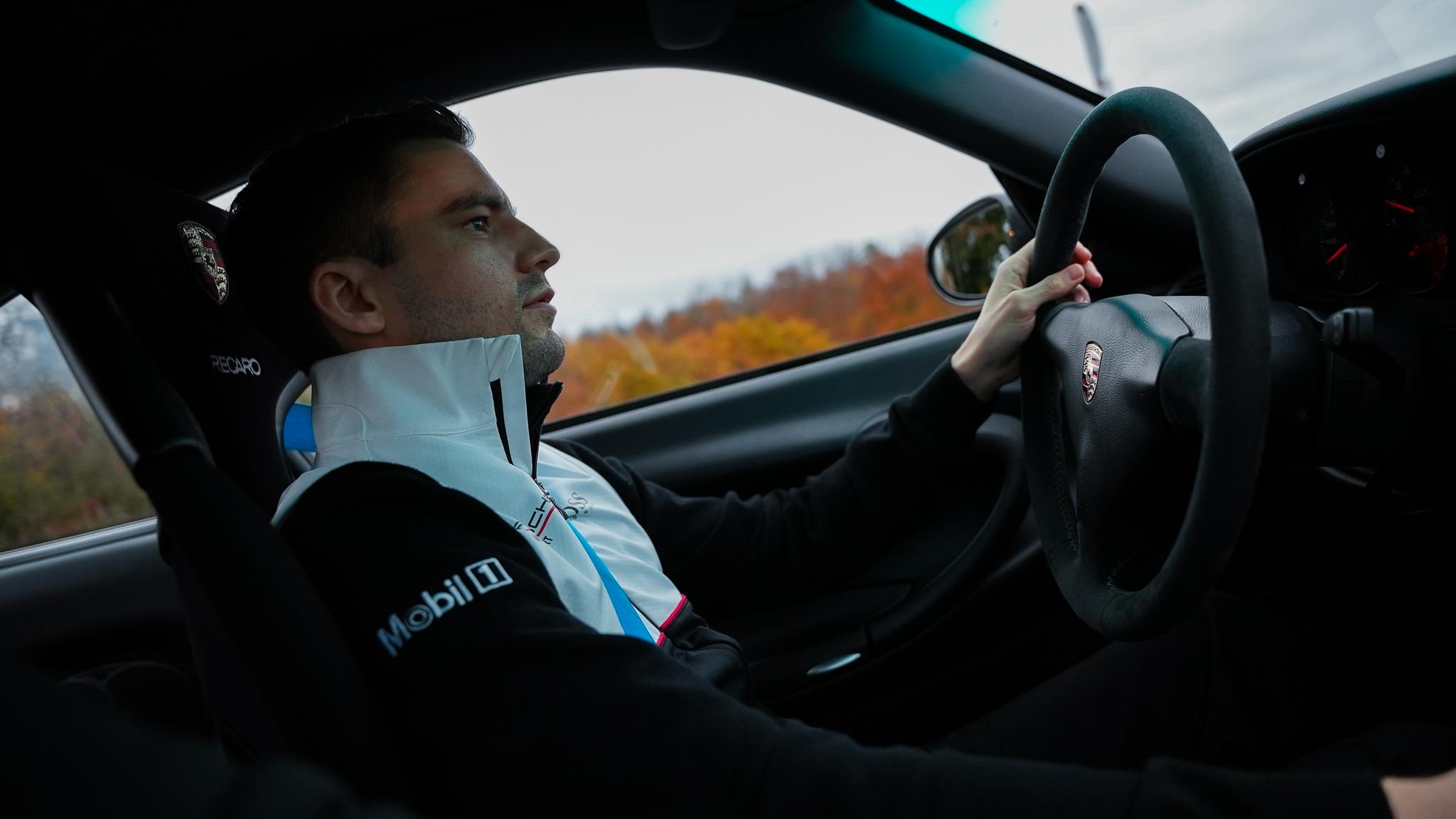 FÅR SJANSEN: Tommy Østgaard blir en av fire fabrikkførere i det nye Porsche-teamet i e-sport. Her er han bak rattet på en virkelig Porsche.
