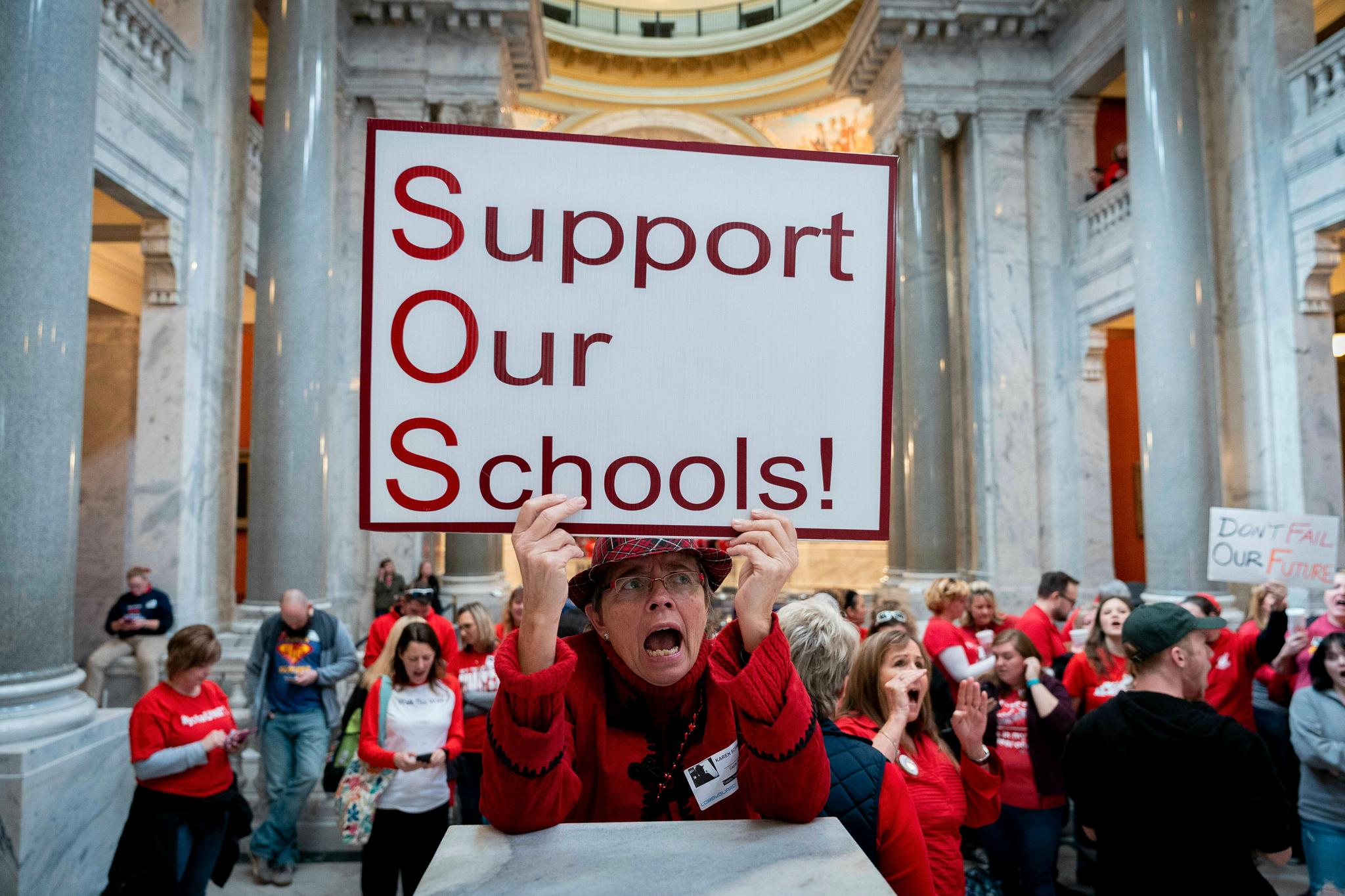 Lærere i røde skjorter har protestert over hele USA de siste par årene. Dette var en protest i Kentucky i mars.