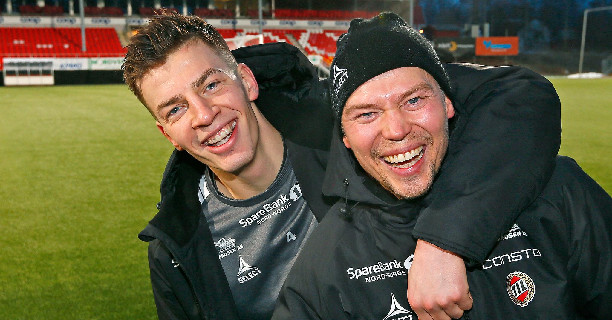 NYE KONTRAKTER: Jostein Gundersen (t.v.) tar et godt tak om «legenden» Magnus Andersen. Begge to signerte nye TIL-avtaler fredag.