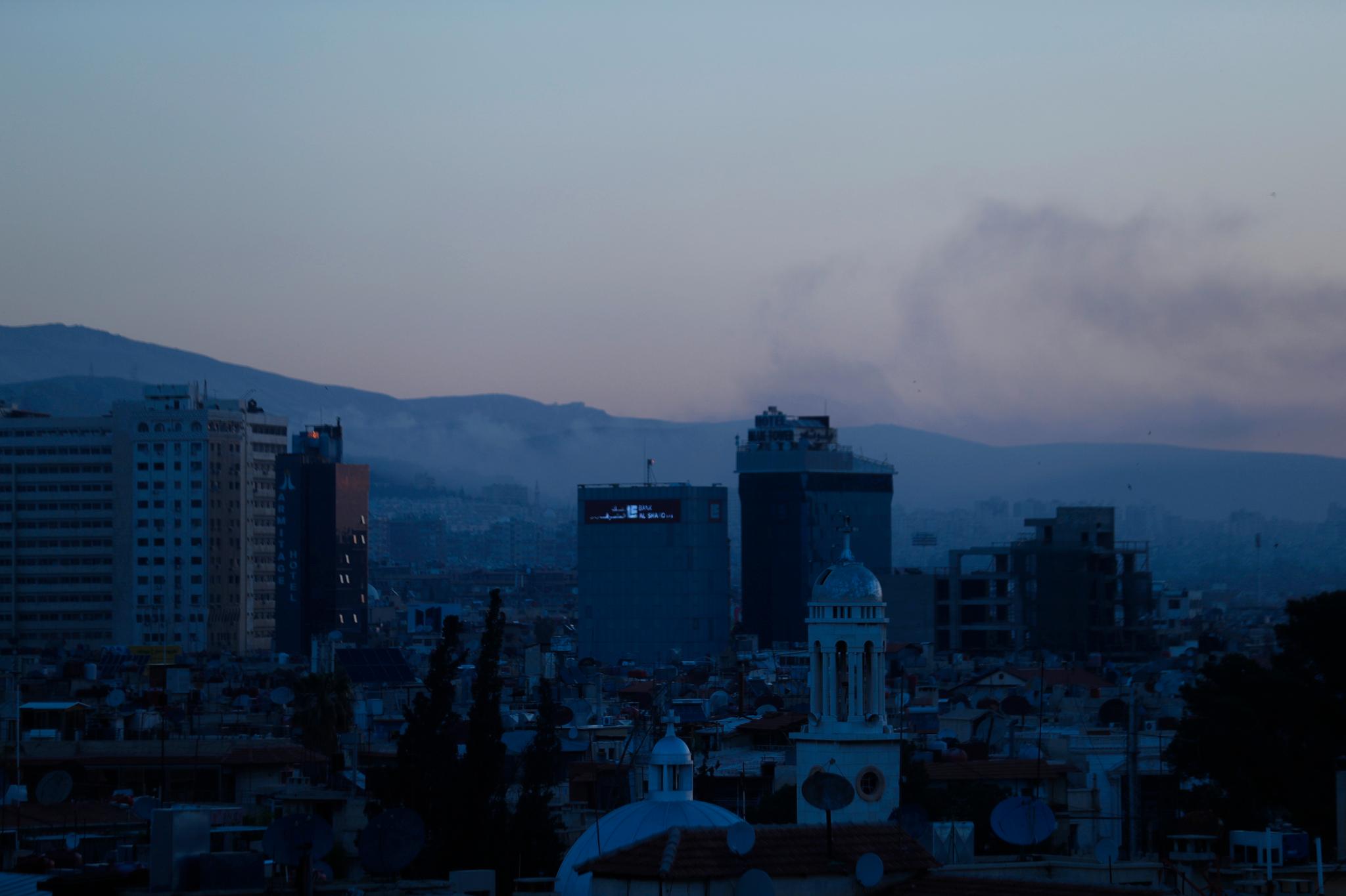 Røyk mot nattehimmelen i Syrias hovedstad Damaskus etter angrepene natt til lørdag.