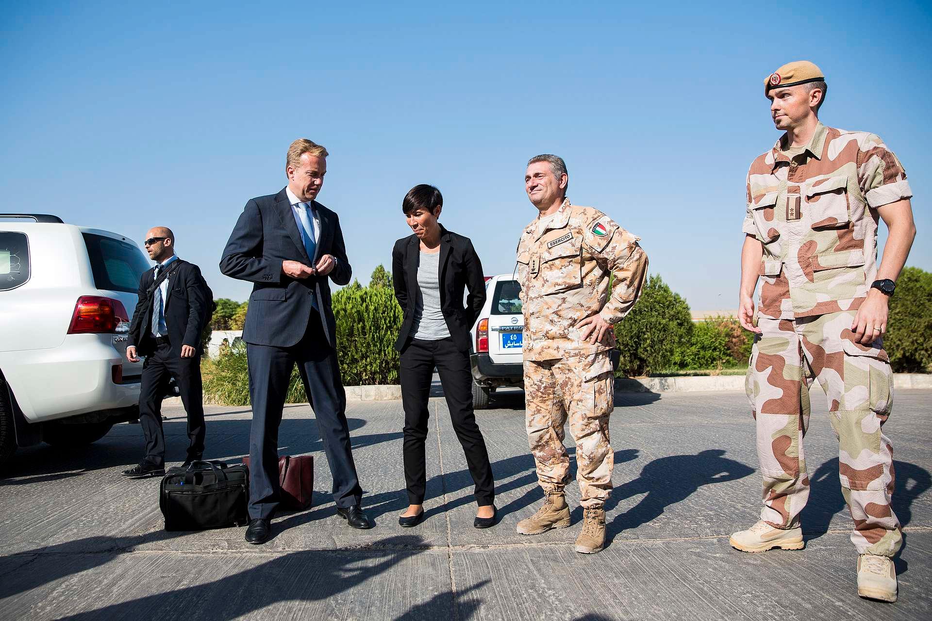 Utenriksminister Børge Brende og forsvarsminister Ine Eriksen Søreide besøker norske styrker som trener kurdere i Erbil, Irak.