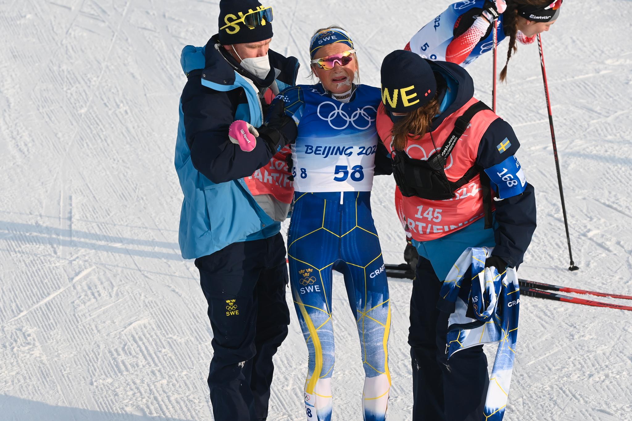 TRENGTE HJELP: Frida Karlsson gikk seg helt tom og måtte ha hjelp etter 10-kilometeren i OL i fjor. Hun endte på 12. plass. Therese Johaug vant. 