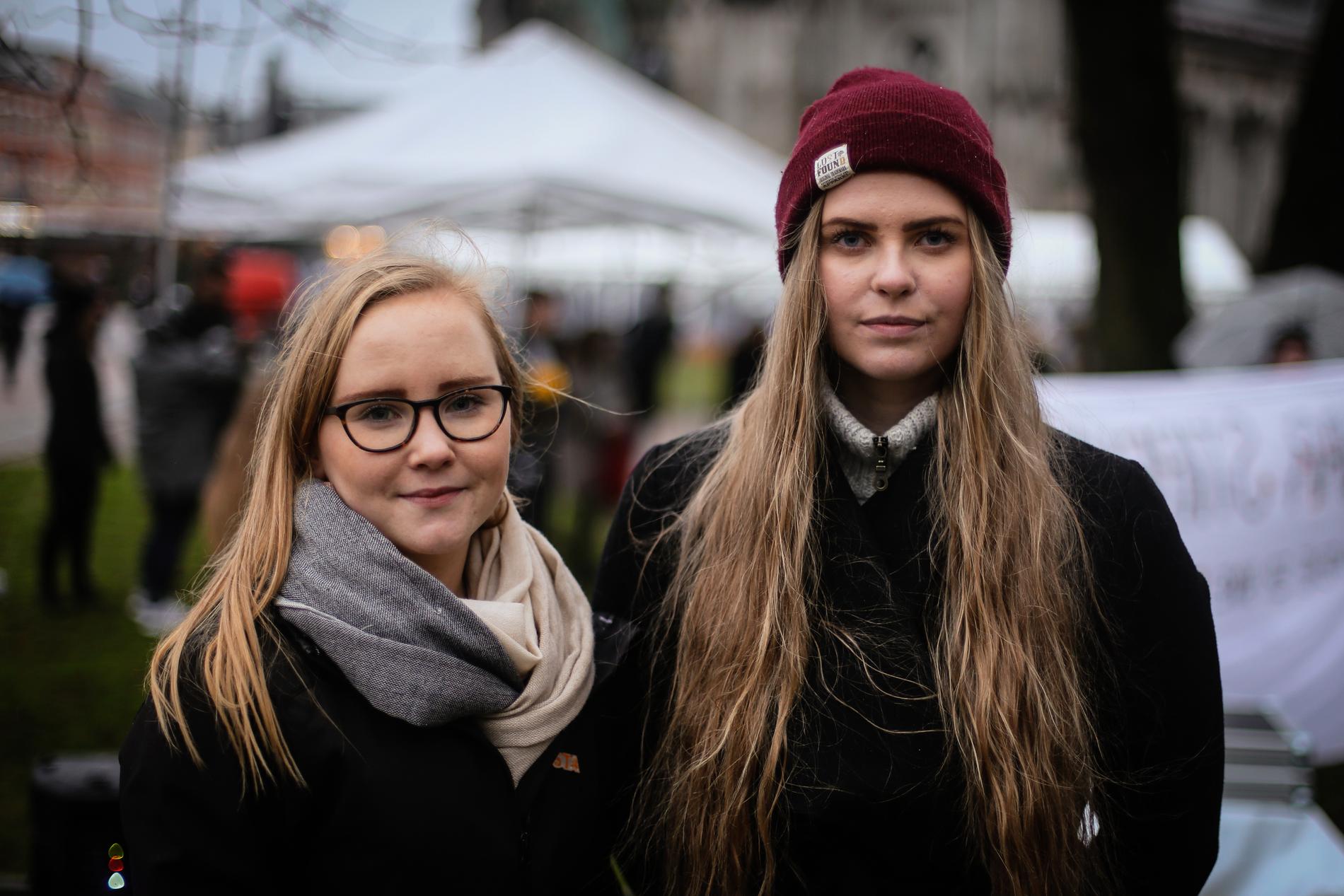 Benedicte Nordlie (t.v.) leder for Studentorganisasjonen i Agder og Øyvor Fossli Loddengaard, lokallagsleder for pedagogstudentene på UiA, demonstrerte mot stipendkutt-forslaget i statsbudsjettet for 2019.