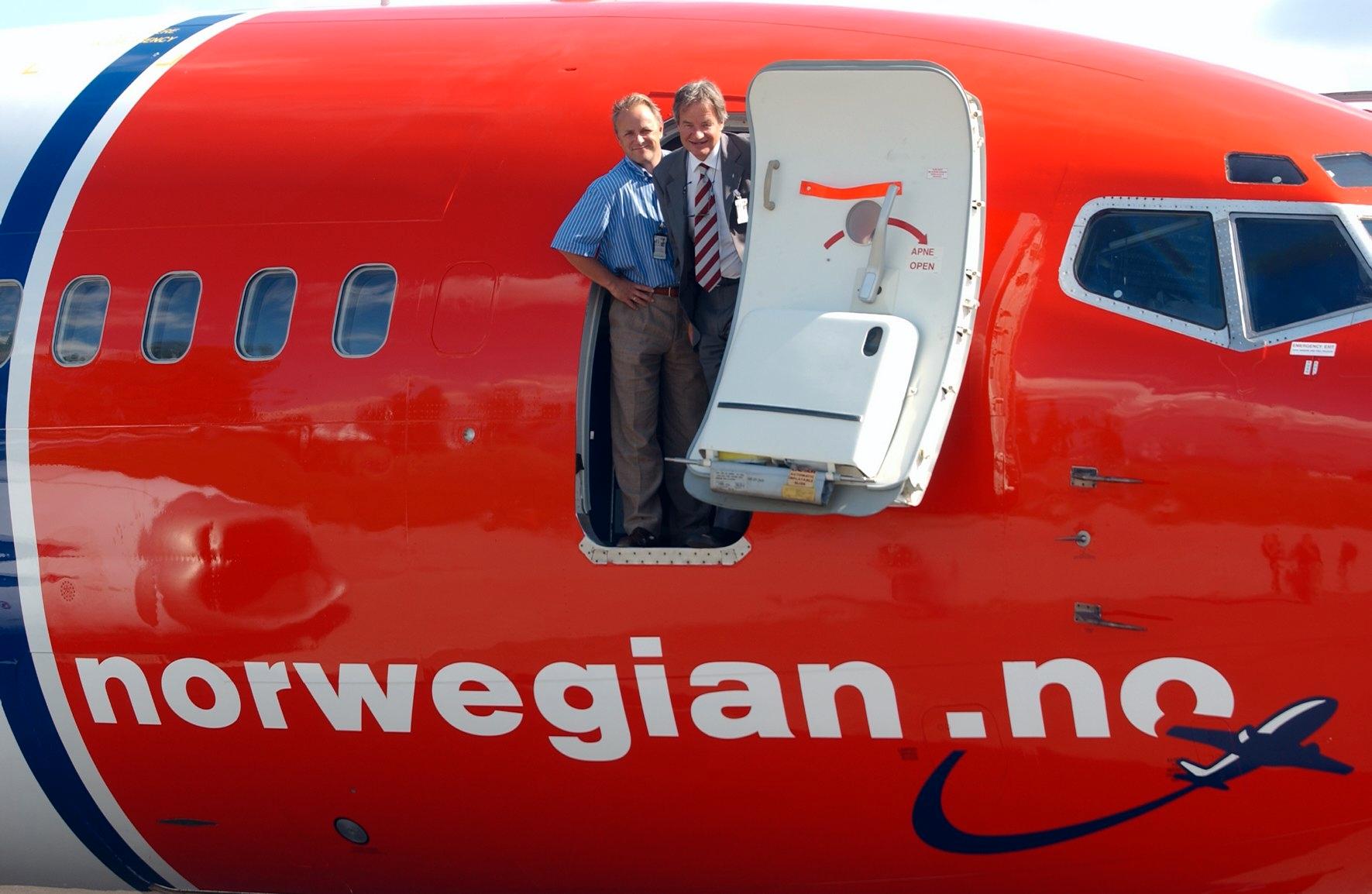 I juni 2006 presenterte Norwegian sine planer for å la betydningsfulle nordmenn pryde haleseksjonen på flyselskapets seks Boeing 737-fly. I døren står styreformann Bjørn Kjos sammen med administrerende direktør Stig Wilassen.
