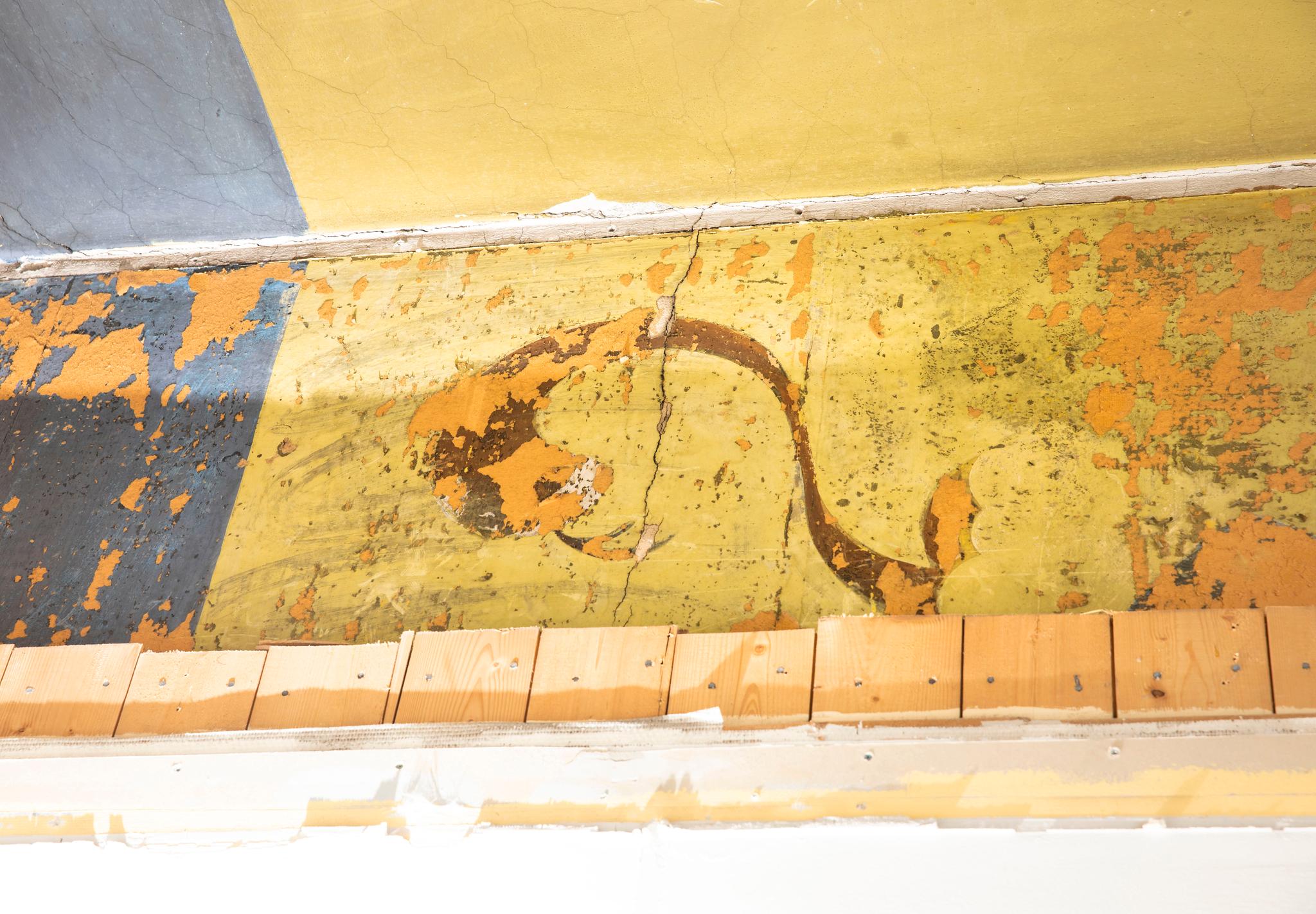 Denne slangeinspirerte figuren dukket frem da bygningsarbeiderne begynte å rive deler av veggen.