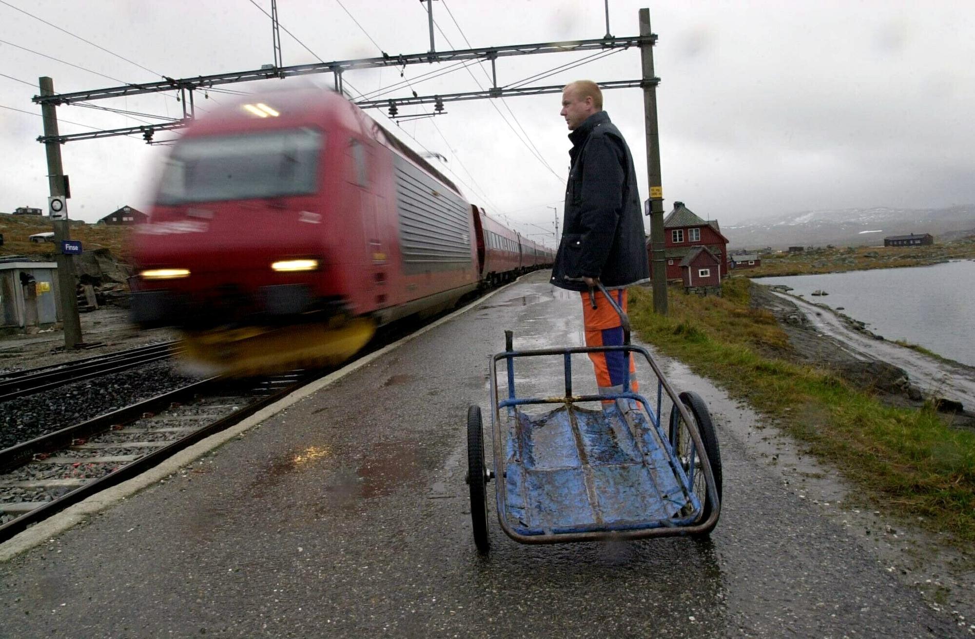 STASJONSMESTER: Egil Kolbjørnsen har vært stasjonsmester på Finse stasjon i over 20 år.
