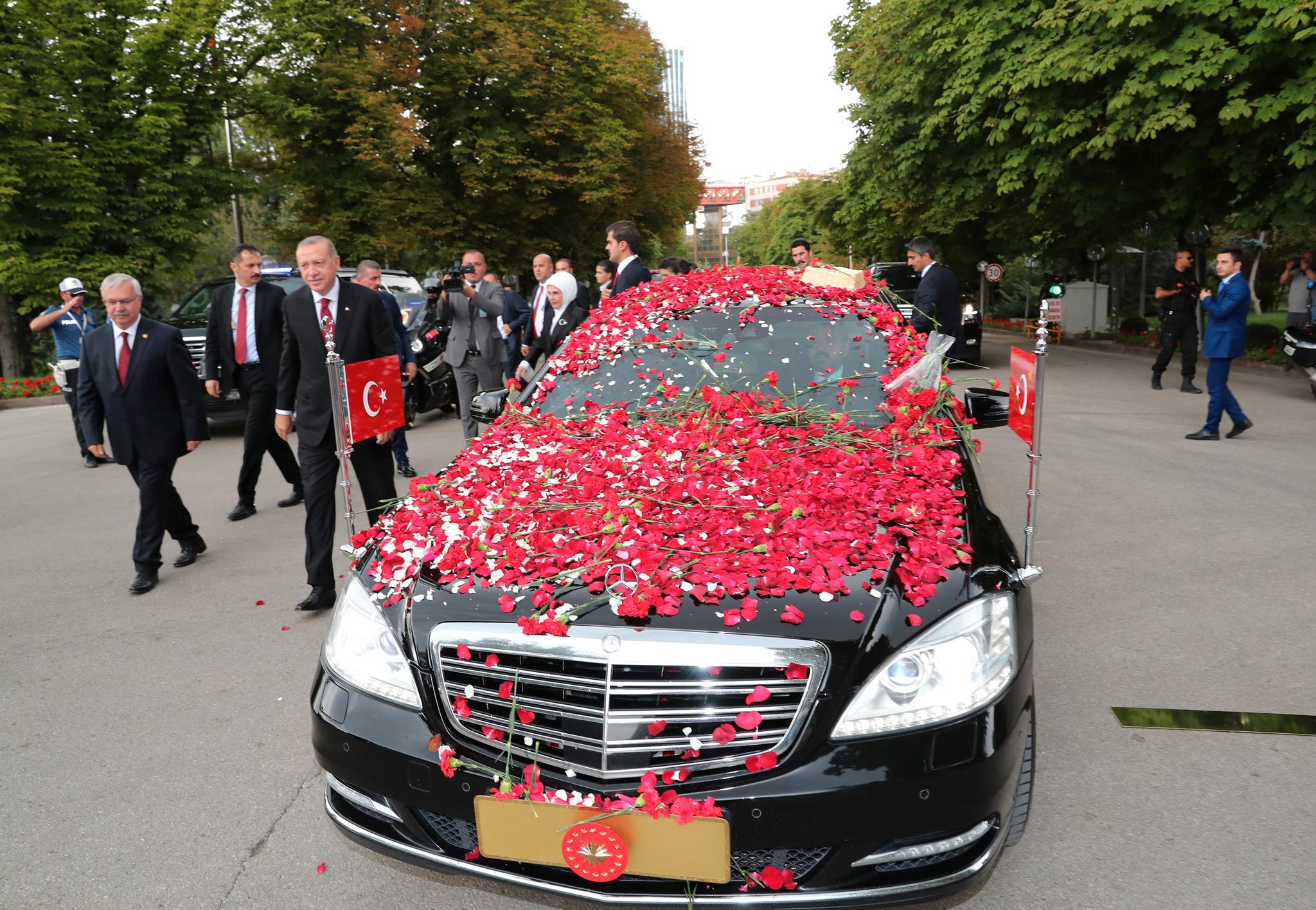  Tyrkias president Recep Tayyip Erdogan ved bilen sin, som ble overstrødd med blomster på vei til parlamentet og  innsettelsesseremonien der. 