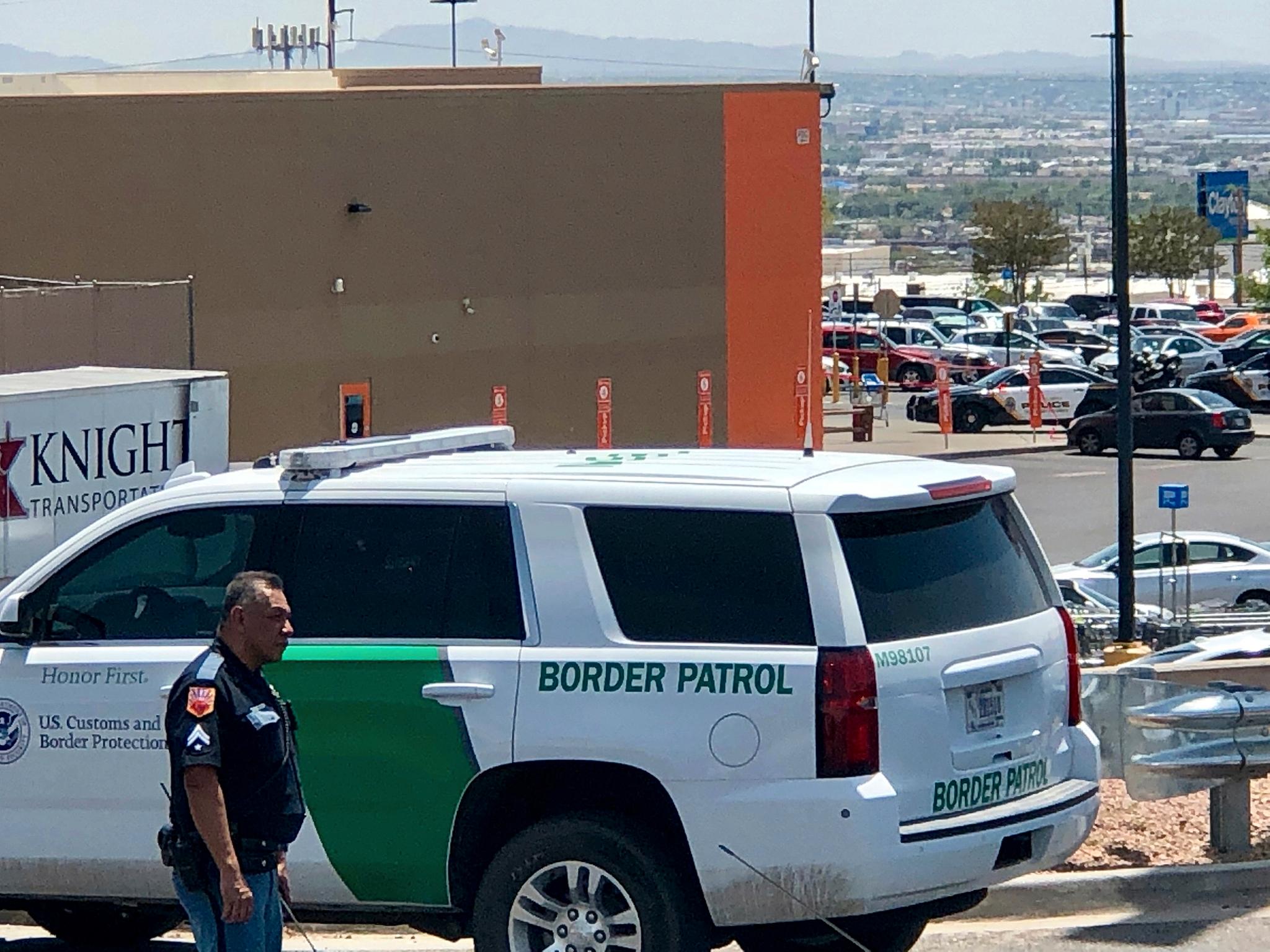 Ulike politistyrker jobber på stedet etter at en skyteepisode fant sted ved et kjøpesenter i El Paso i Texas lørdag. 