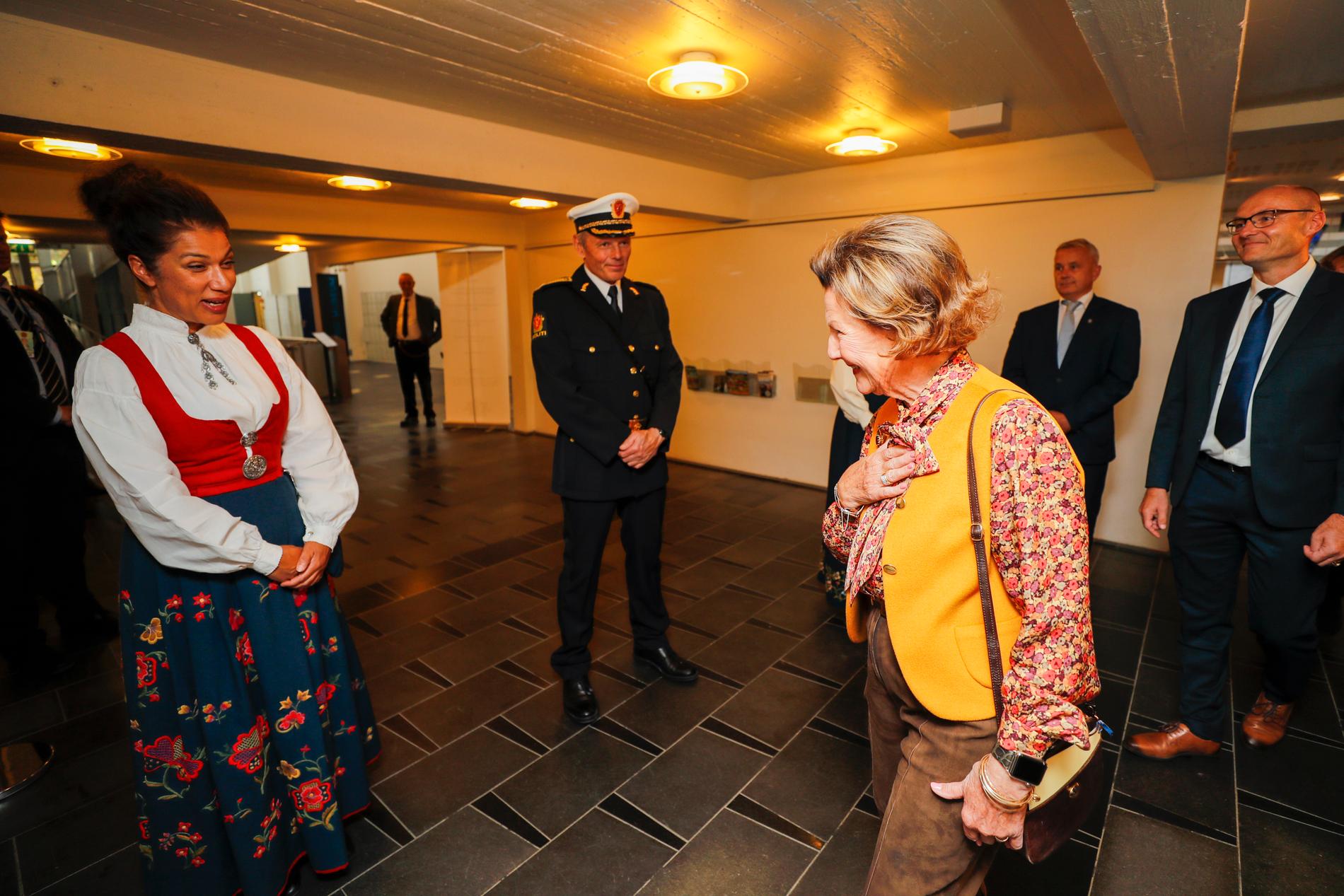 Dronningens barndomshjem er flyttet til Maihaugen. Her hilser dronning Sonja på styreleder i Stiftelsen Lillehammer museum, Laila Bokhari. 