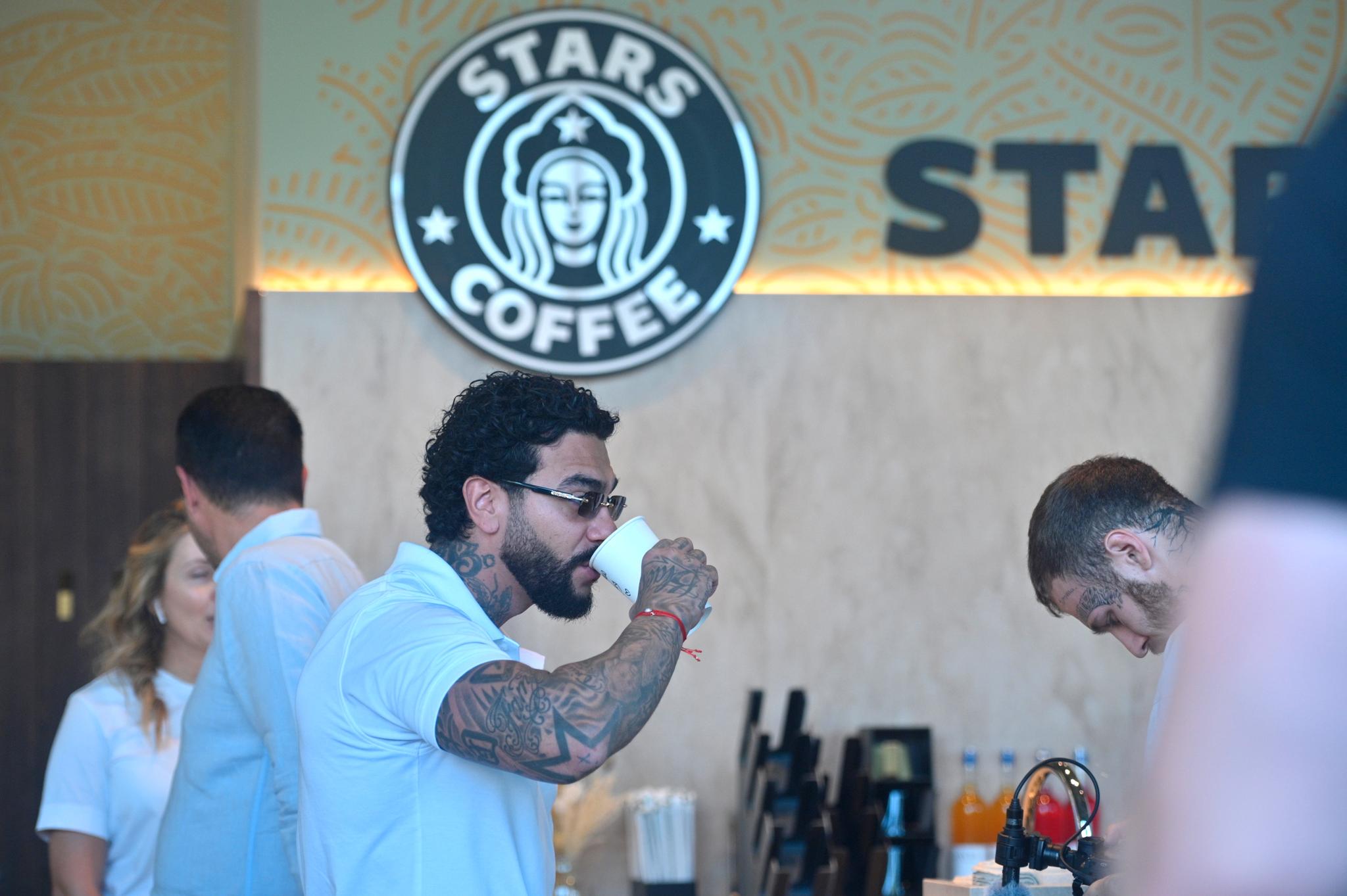 Starbucks si è ritirato dalla Russia.  Ora un rapper pro Putin ha aperto un’alternativa.