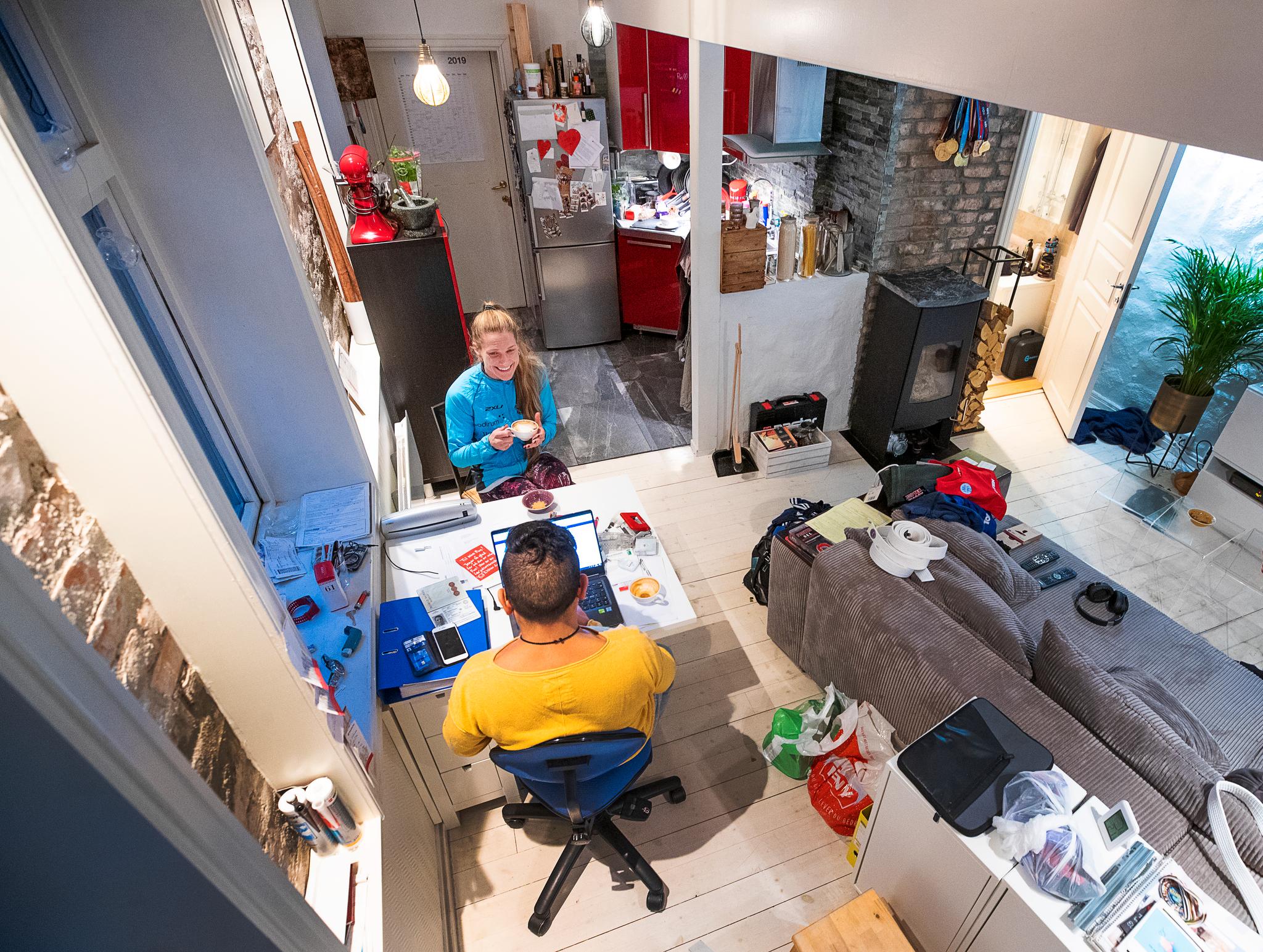 Intimt og hyggelig. Thea Therese Næss og ektemannen Christian Galvez i sin ett roms leilighet i Oslo. I stedet for å bruke mye penger på å bo, satser de på idretten.