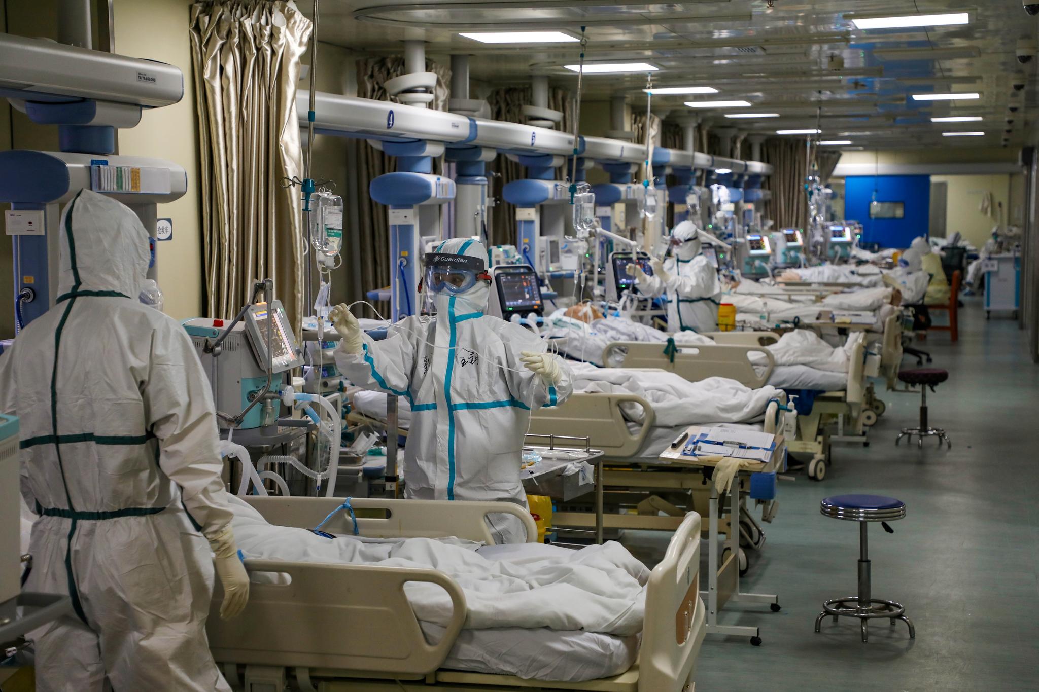Helsearbeidere i beskyttelsesutstyr behandler koronasyke pasienter i Wuhan 6. februar 2020. 
