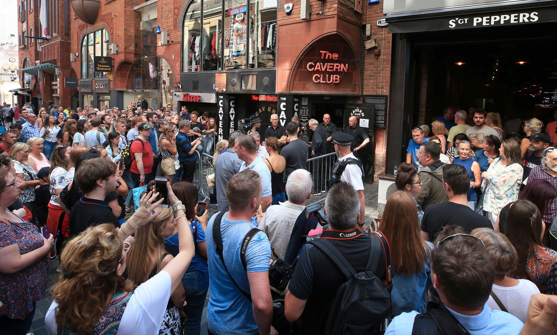 Det var lange køer utenfor The Cavern Club i Liverpool torsdag, der Paul McCartney torsdag holdt en eksklusiv overraskelseskonsert. Foto: Peter Byrne / AP / NTB scanpix.