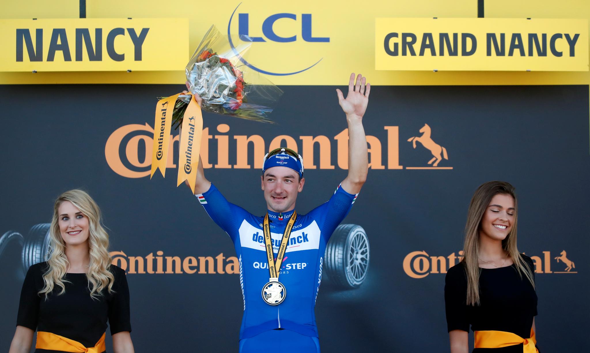 Elia Viviani mottar beviset på at han vant den fjerde etappen i årets Tour de France.