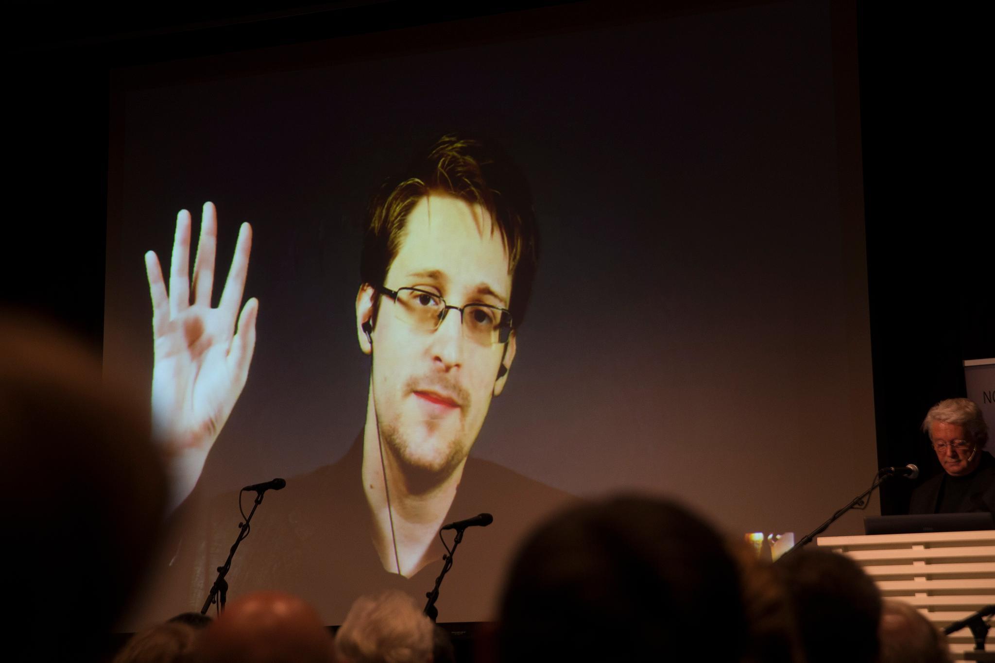 Edward Snowden hilser på videolink fra Moskva under en debatt i Litteraturhuset i november 2016. Et av de største overvåkingsprogrammene som ble avslørt av Snowden, blir nå foreslått nedlagt av den amerikanske etterretningsorganisasjonen NSA.