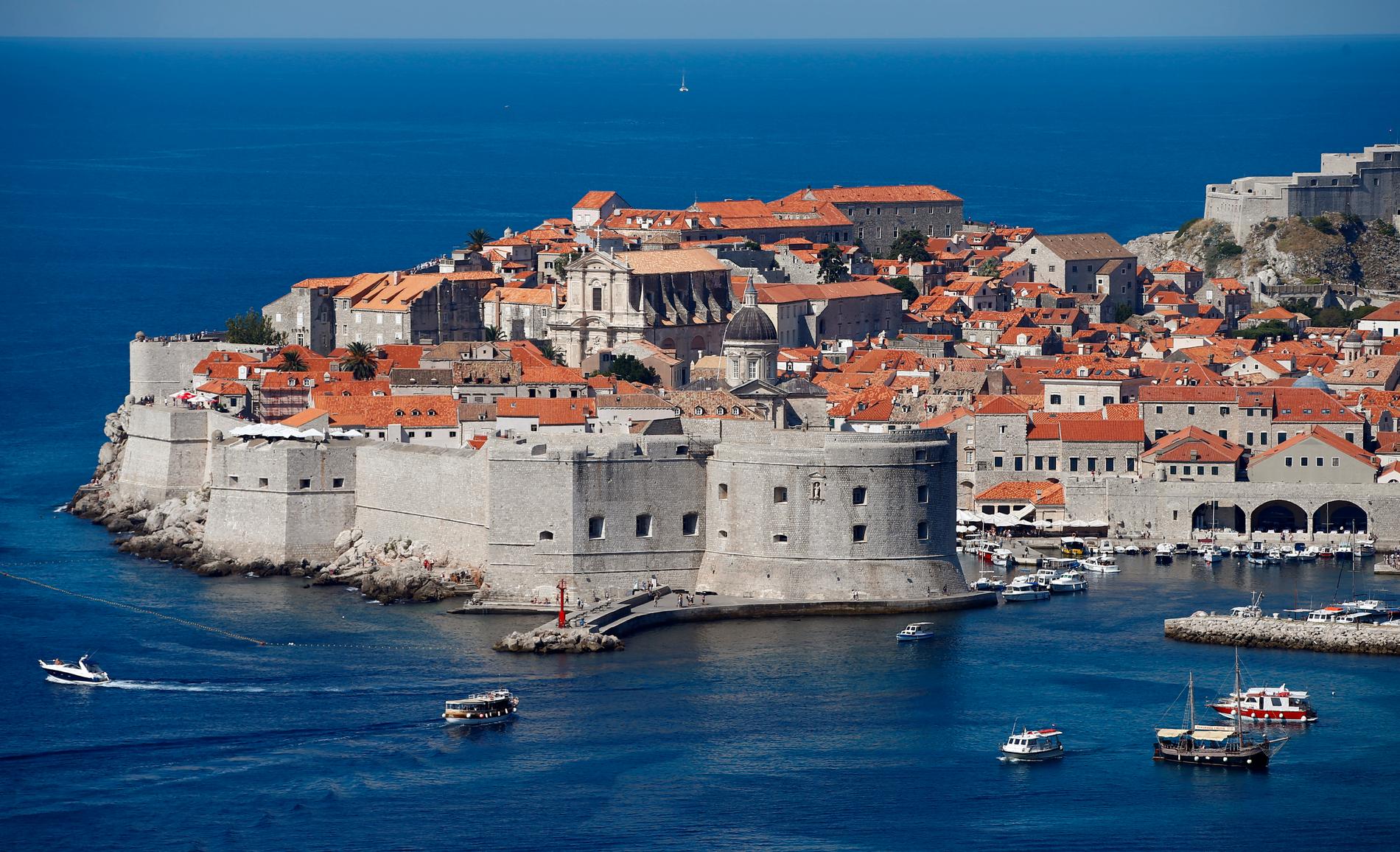 Dubrovnik, Kroatia. Regnet som en av de vakreste og best bevarte byene i middelhavsområdet, og står på UNESCOs verdensarvliste. 