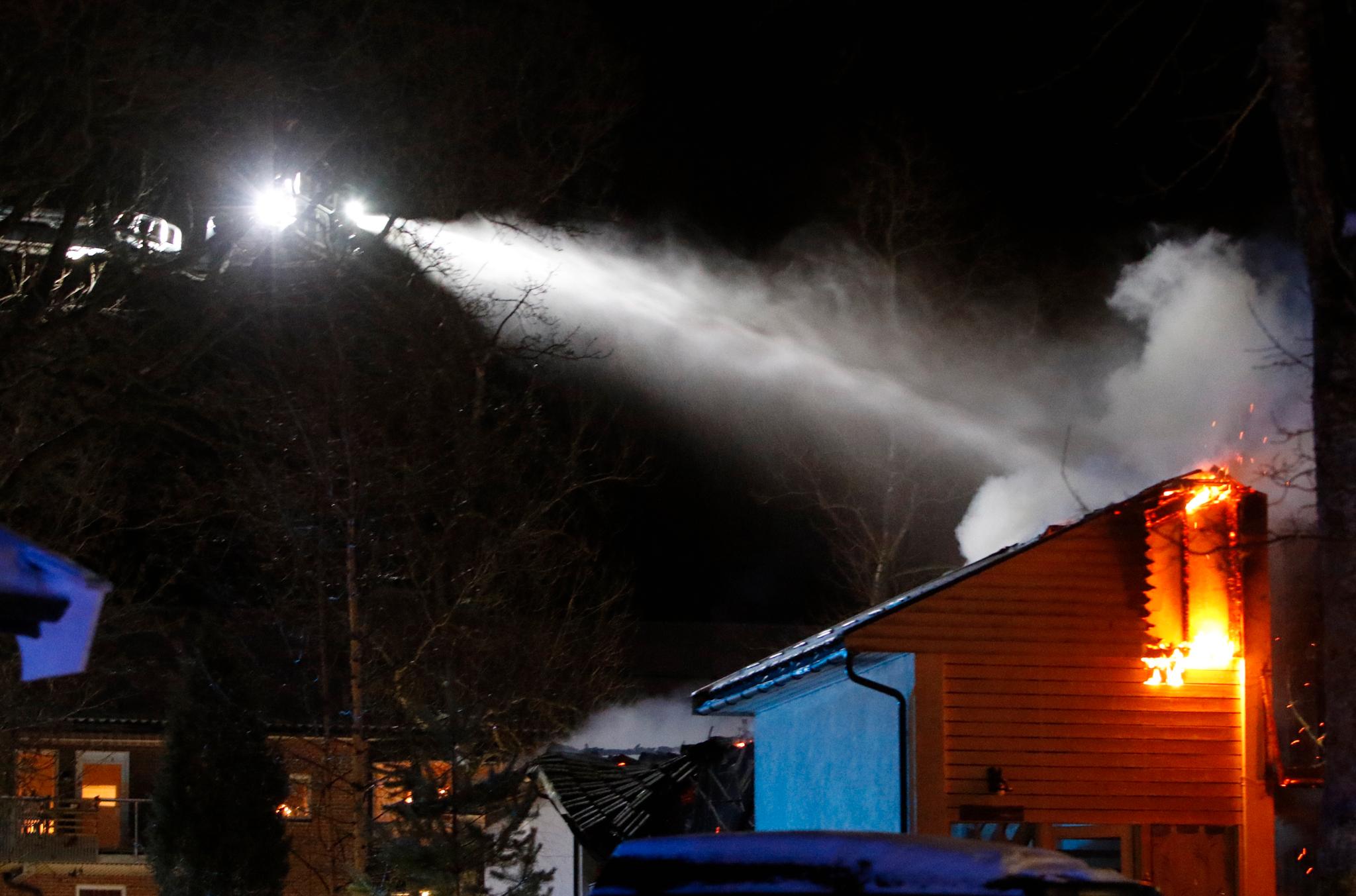  Brannvesenet jobber med å slukke brann i et rekkehus i Borre i Vestfold lørdag kveld. 